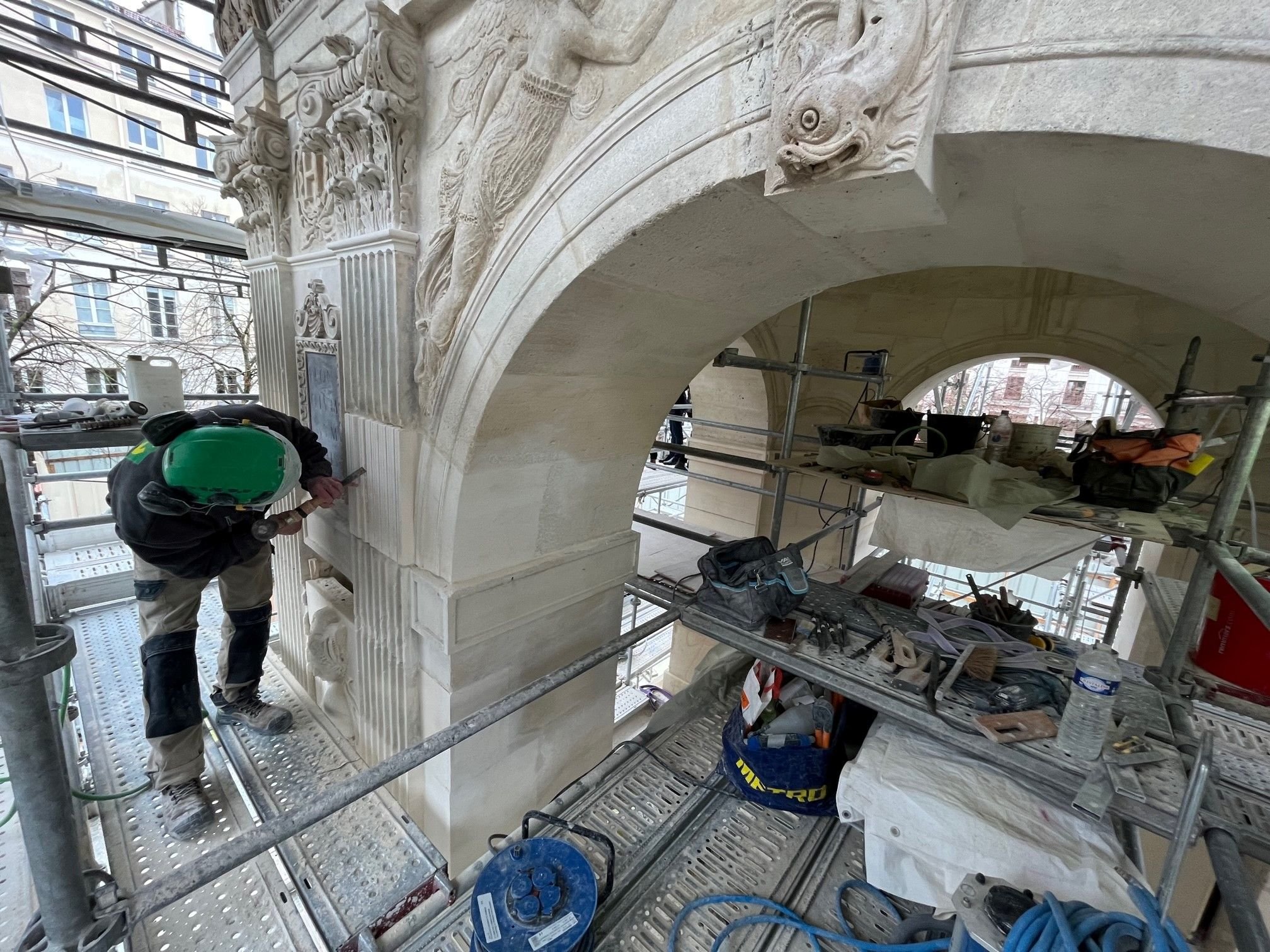 Paris (Ier), le 26 février. L'importante restauration de la fontaine des Innocents, aux Halles, doit s'achever en juin. LP/Elie Julien