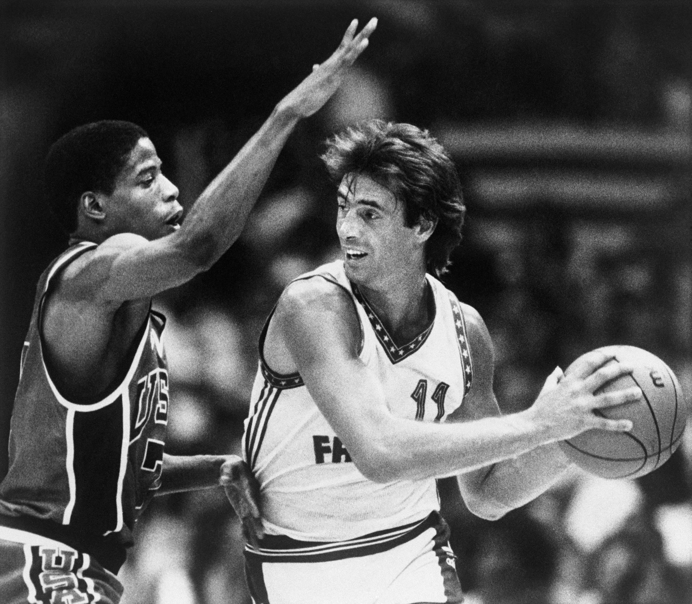 Le basketteur français Hervé Dubuisson contre l'Américain Vern Fleming, le 4 août 1984, lors des Jeux olympiques de Los Angeles. EPU/AFP