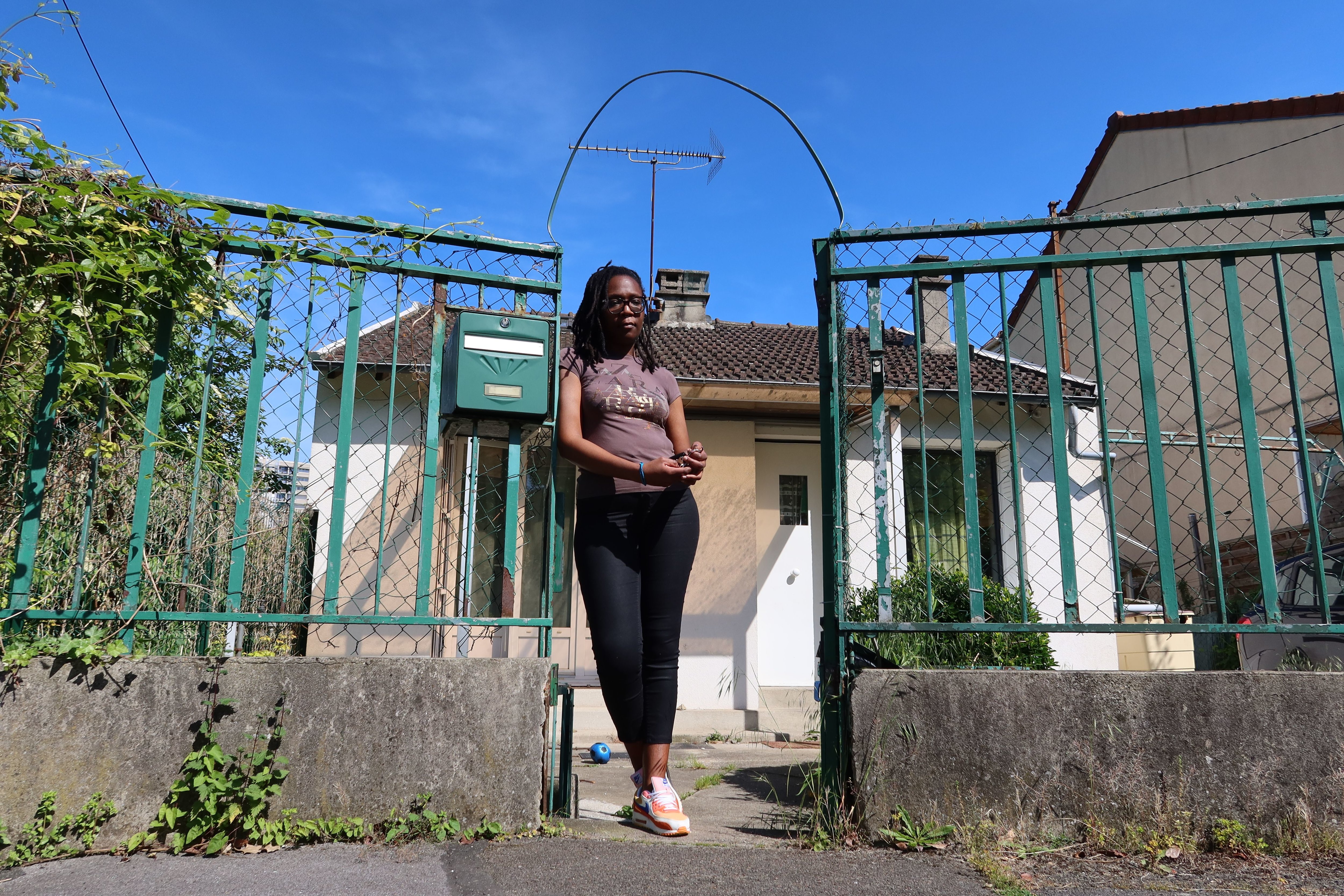 Sevran (Seine-Saint-Denis), le 10 mai. Béatrice Harpon, 38 ans, et son mari ont acheté la maison dans laquelle ils résident en 2015. Ils viennent de découvrir qu'ils ne sont propriétaires que du terrain voisin recouvert de hautes herbes. LP/Alexandre Arlot