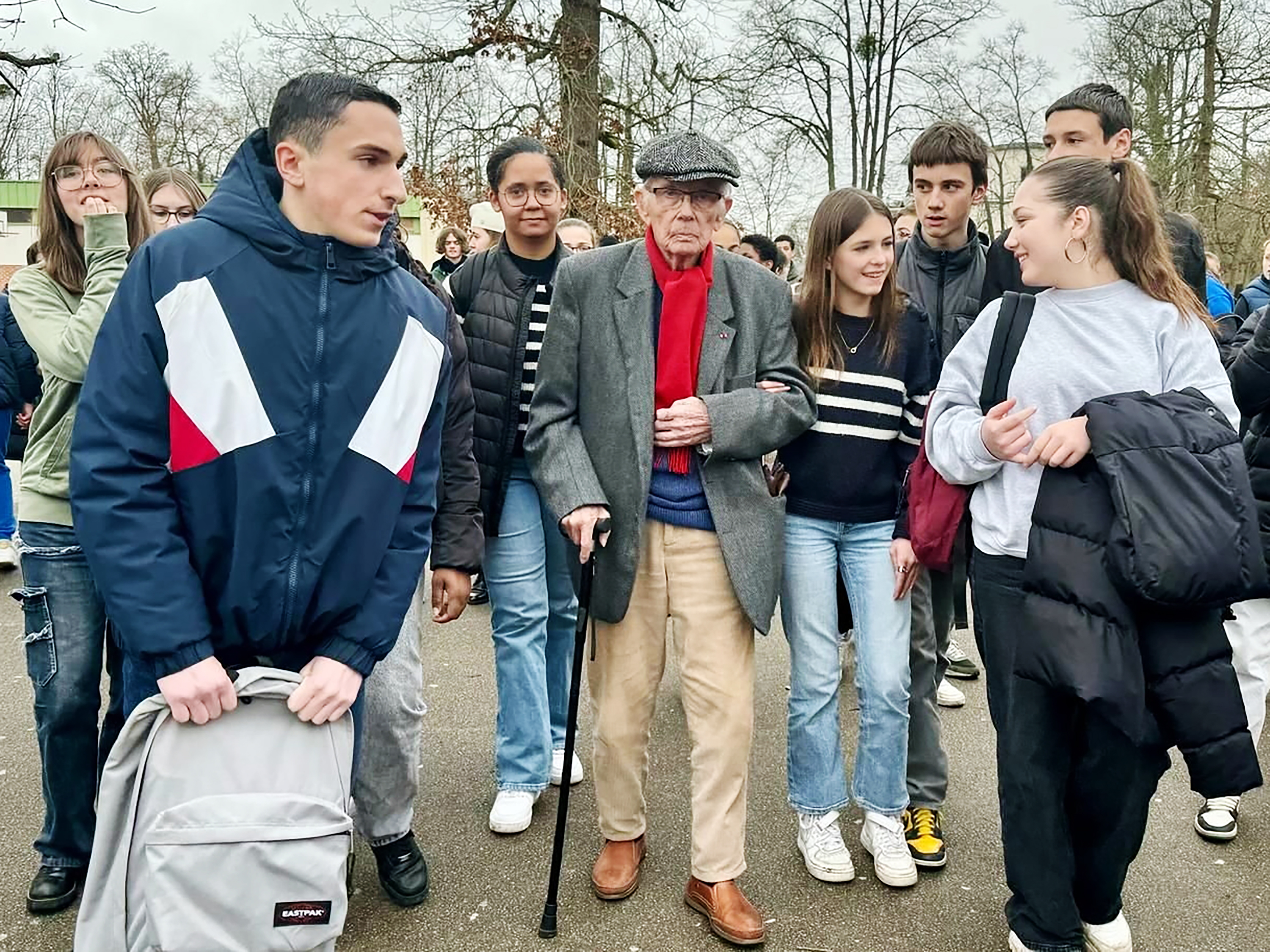 Chantilly (Oise), mardi 20 février. Henri Roqueplo, 97 ans, résistant français, a été accueilli par 90 collégiens chantant «le Chant des partisans». DR