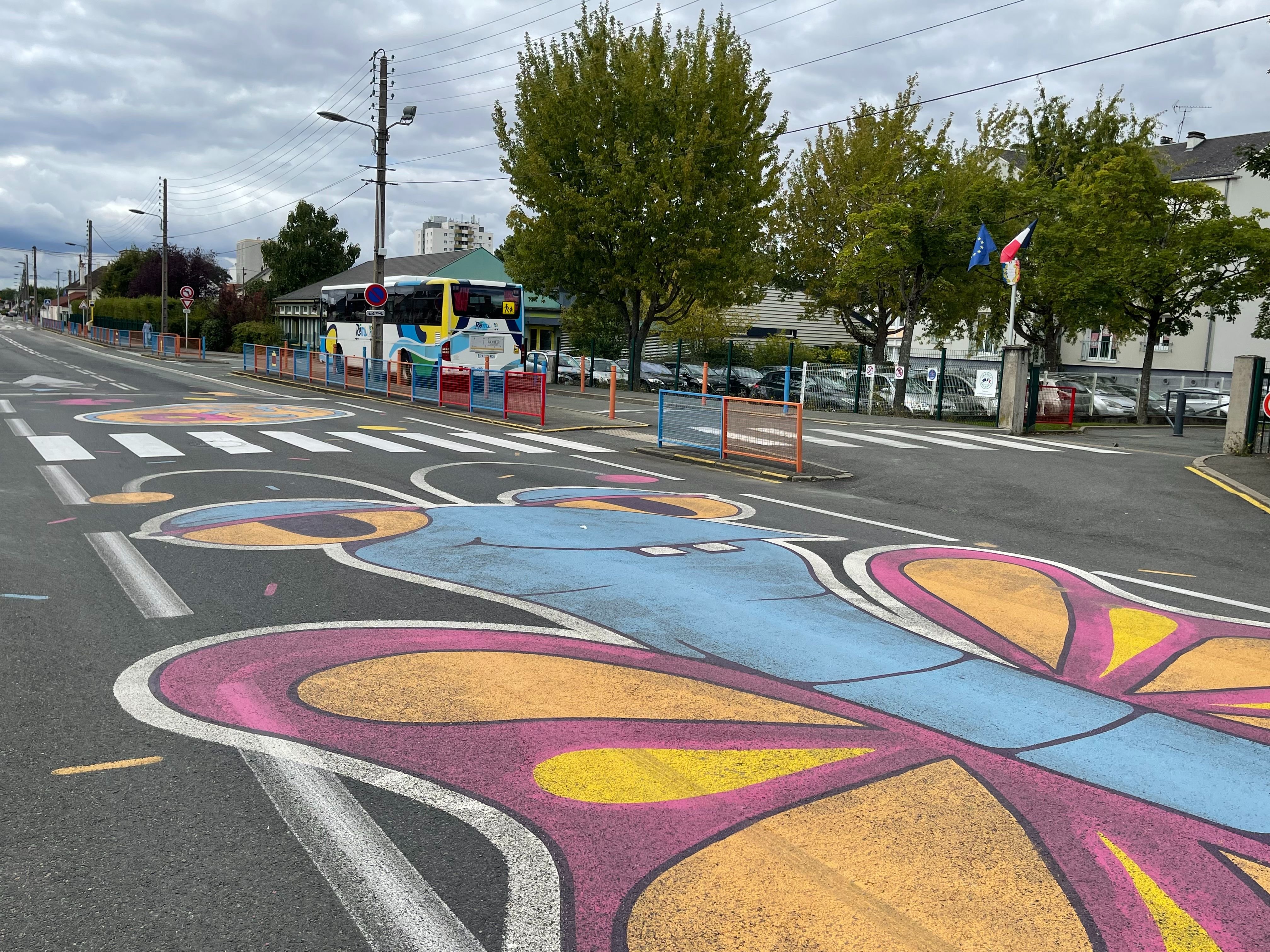 À Fleury-les-Aubrais, cet été, des fresques de street art (un dragon rose, une fleur, un oiseau ou une grenouille…), colorées et accrocheuses, ont été peintes au sol par les artistes Nicolas Baromme Forgues et Jean-Michel Ouvry. LP/François-Xavier Rivaud