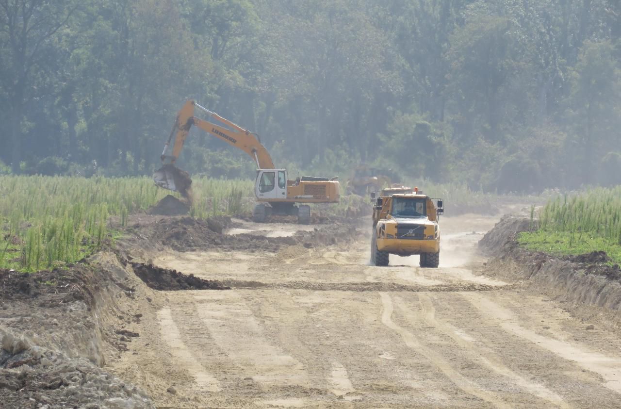 <b></b> Choisy-au-Bac, fin juillet. Lafarge va exploiter la carrière pendant les cinq prochaines années. Les travaux viennent de débuter. 