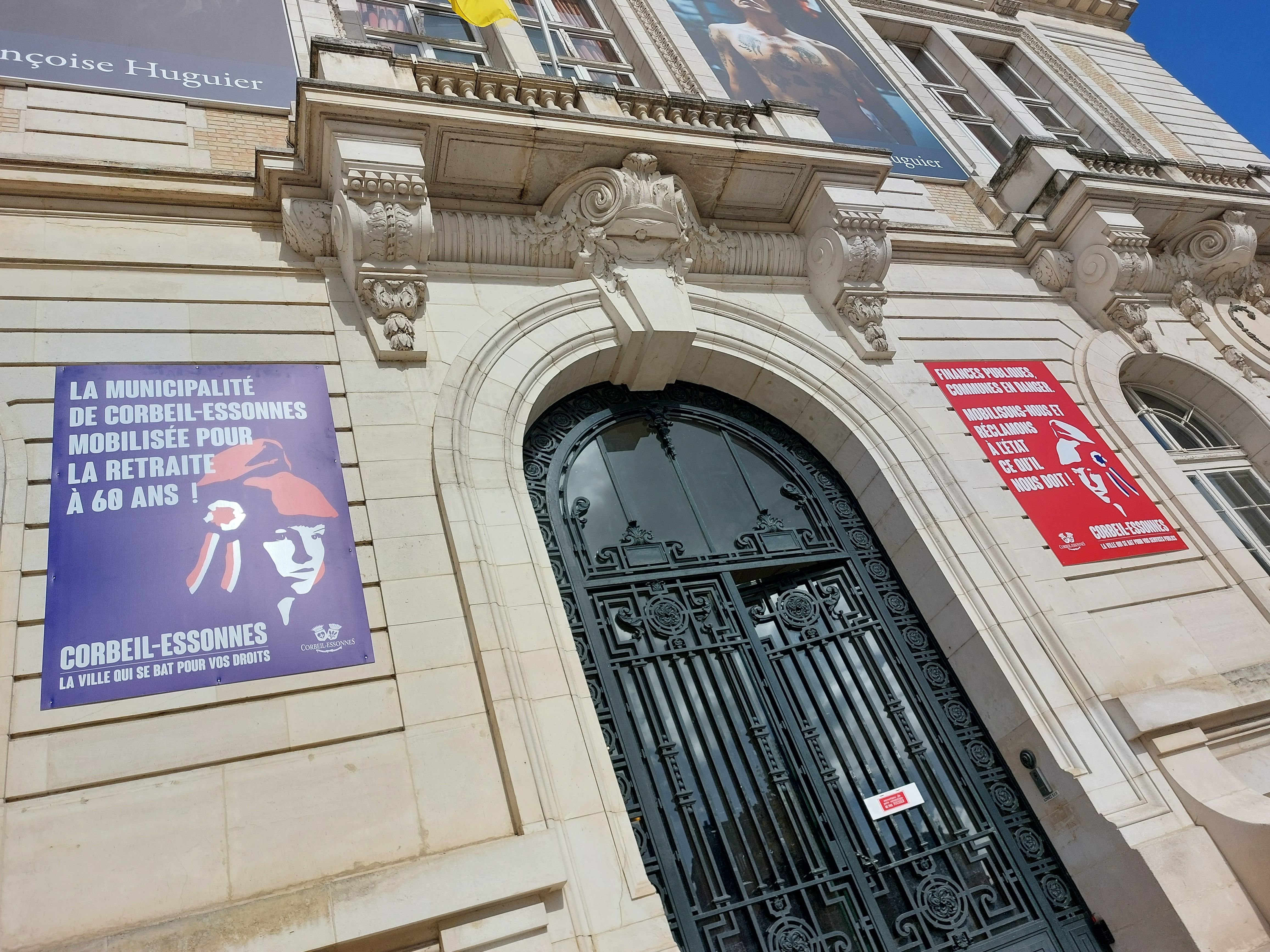 Elu d'opposition, Jean-Luc Raymond demande le retrait de ce panneau placardé sur la façade de l'hôtel de ville de Corbeil-Essonnes. LP/S.M.