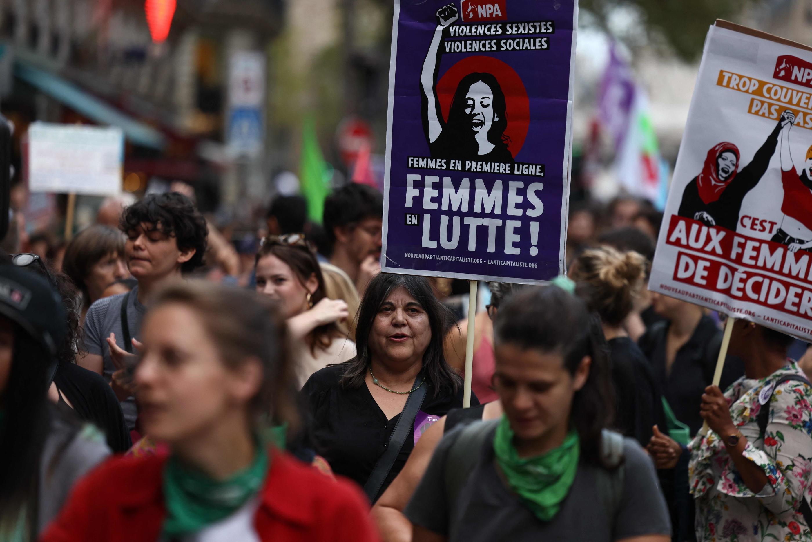 Des femmes marchent lors d'un rassemblement pour le droit à l'avortement à Paris, le 28 septembre 2023. AFP/Thomas Samson