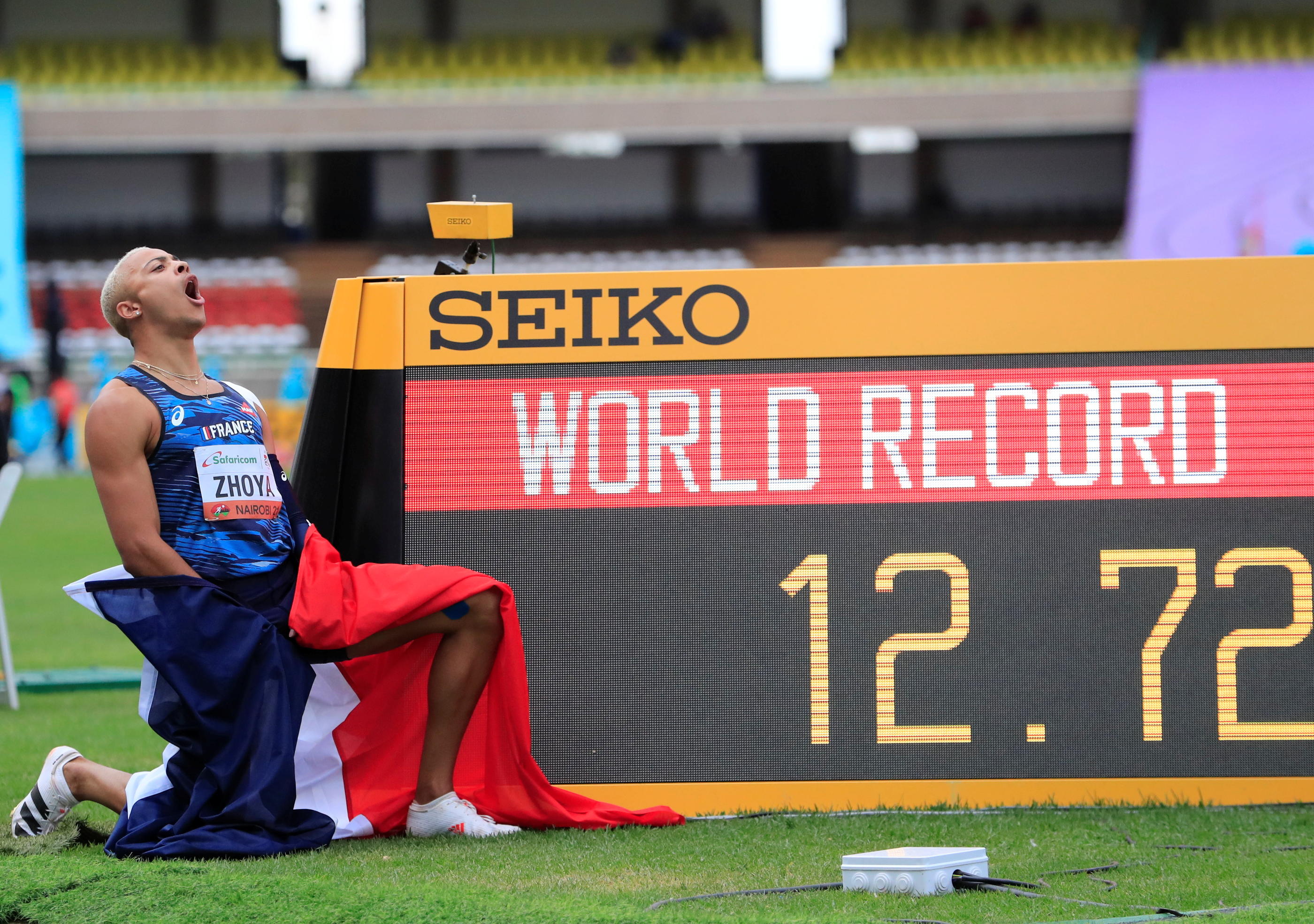 Sasha Zhoya a explosé le record du monde juniors du 110 m haies, en franchissant la ligne en 12"72. Reuters/Thomas Mukoya