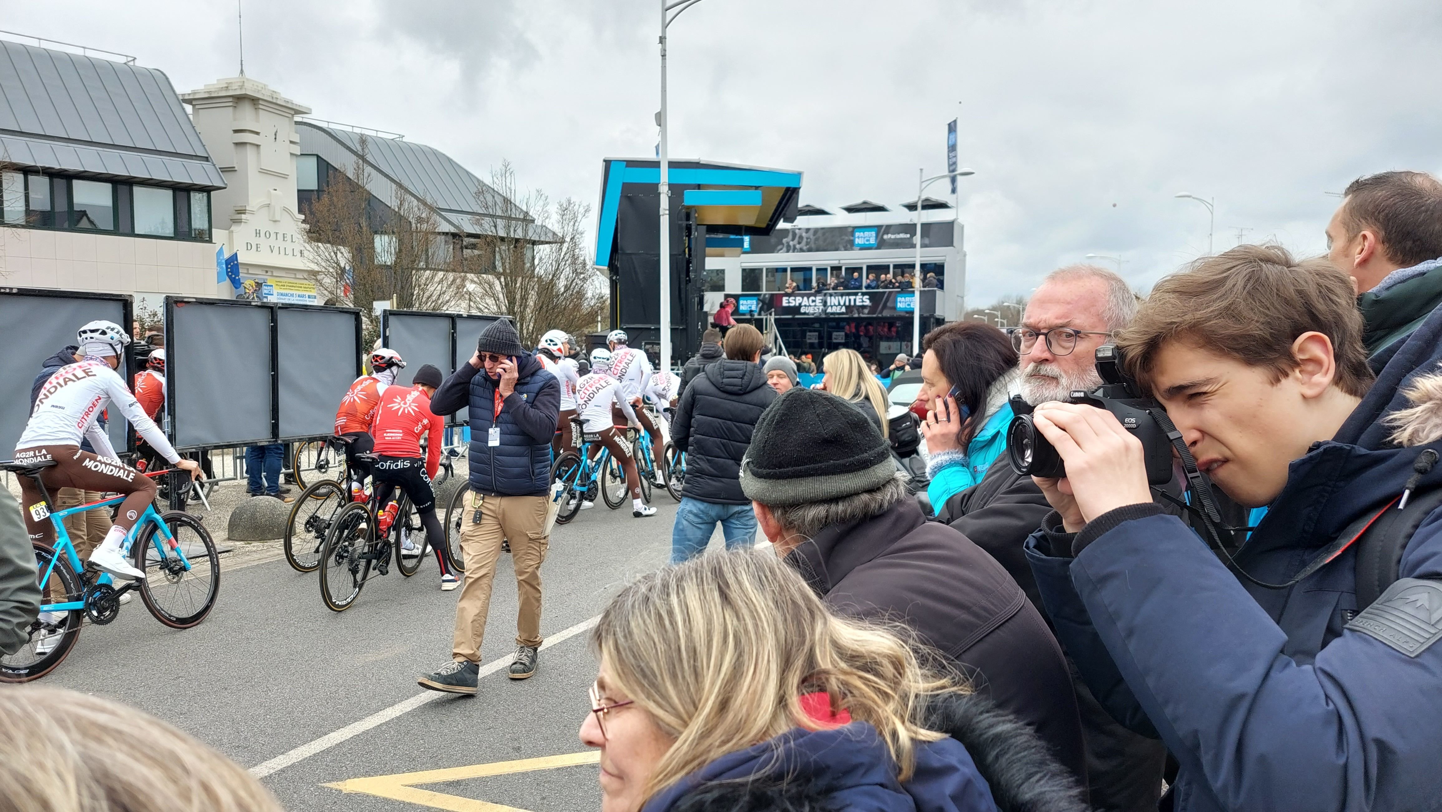 La Verrière. De très nombreux amateurs de cyclisme s'étaient pressés au village départ de l'édition 2023. LP/Mehdi Gherdane.