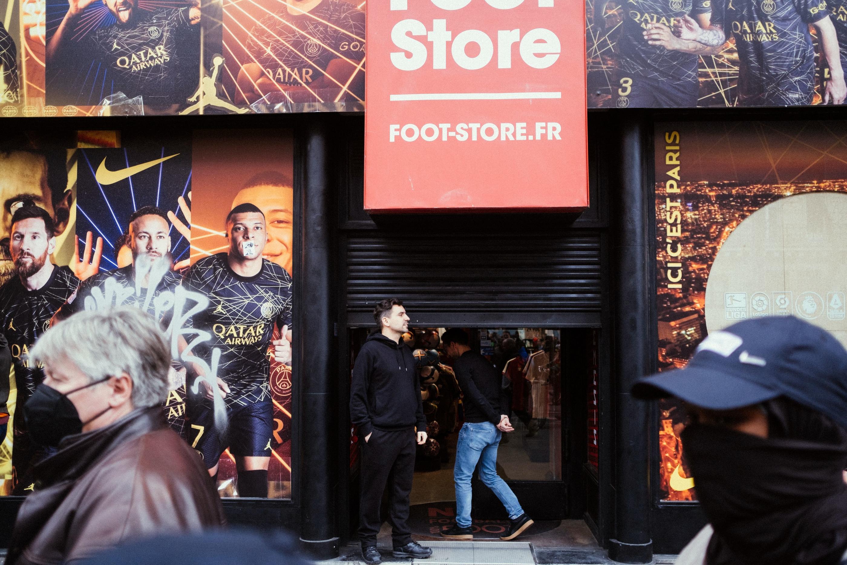 Au passage des cortèges, ici ce jeudi 23 mars devant le magasin Foot-Store, boulevard Saint-Martin à Paris (Xe), les commerçants doivent souvent baisser le rideau. LP/Jérémy Paolini