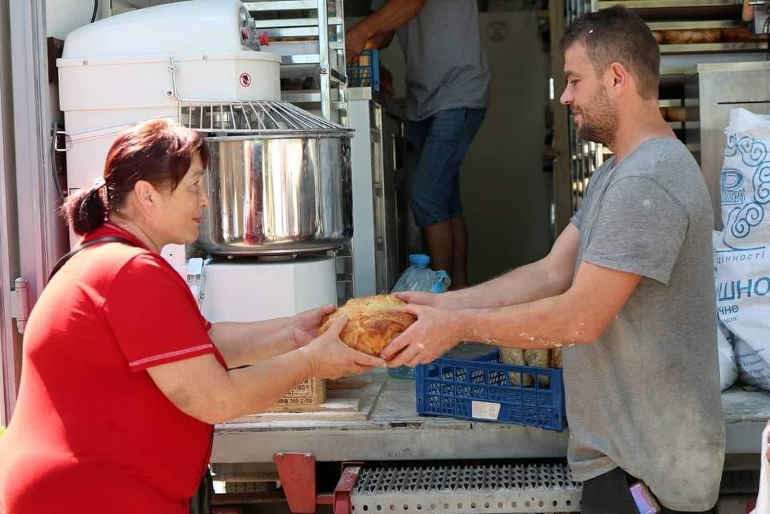 Soumy (Ukraine). Loïc est venu du Var avec son camion, transformé en boulangerie mobile, pour offrir du pain aux villageois d'Ukraine. DR