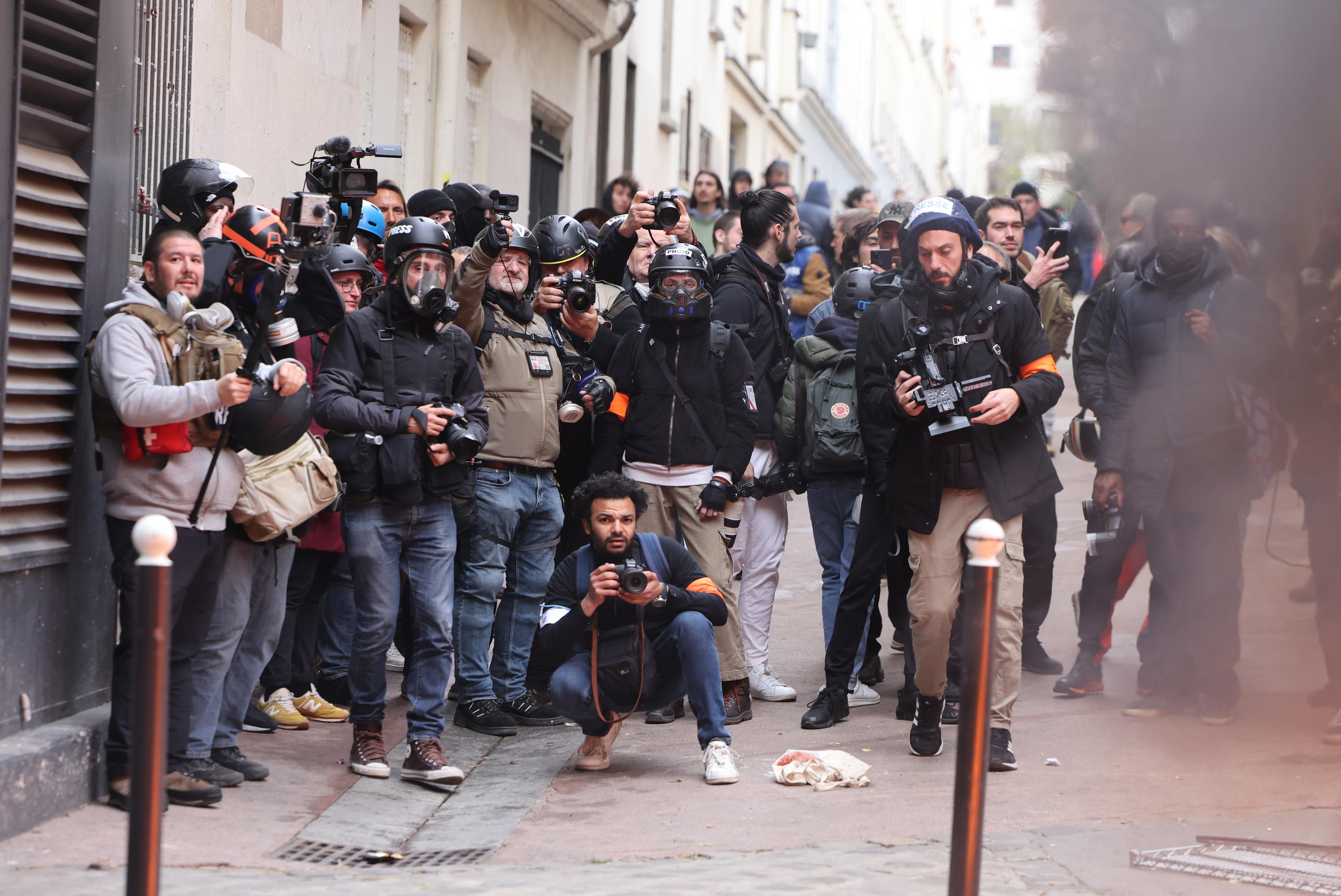 Journalistes débutants, vidéastes amateurs ou militants : des « street reporters » documentent eux-mêmes le confit social en diffusant leurs images sur les réseaux sociaux. LP/Arnaud Journois