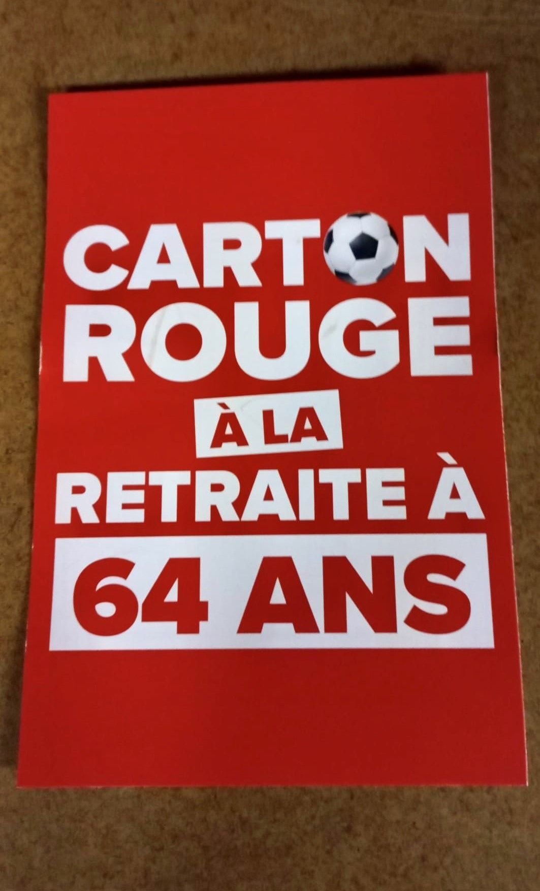 Les syndicats vont distribuer 30 000 cartons rouges avant la finale de la Coupe de France. DR