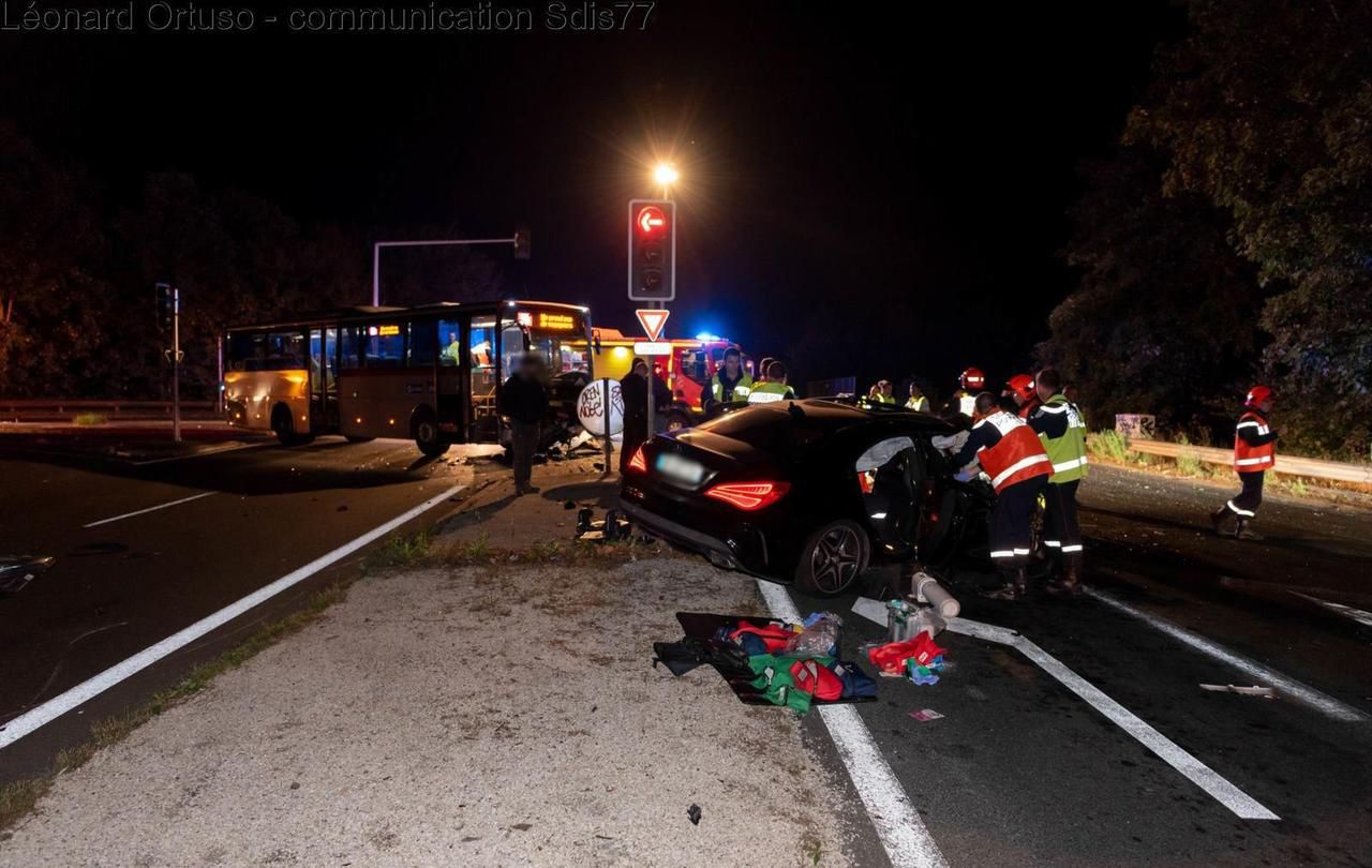 <b></b> Ozoir-la-Ferrière, jeudi soir. Une voiture a heurté un bus, au croisement de la D 471 et de la D 350. 