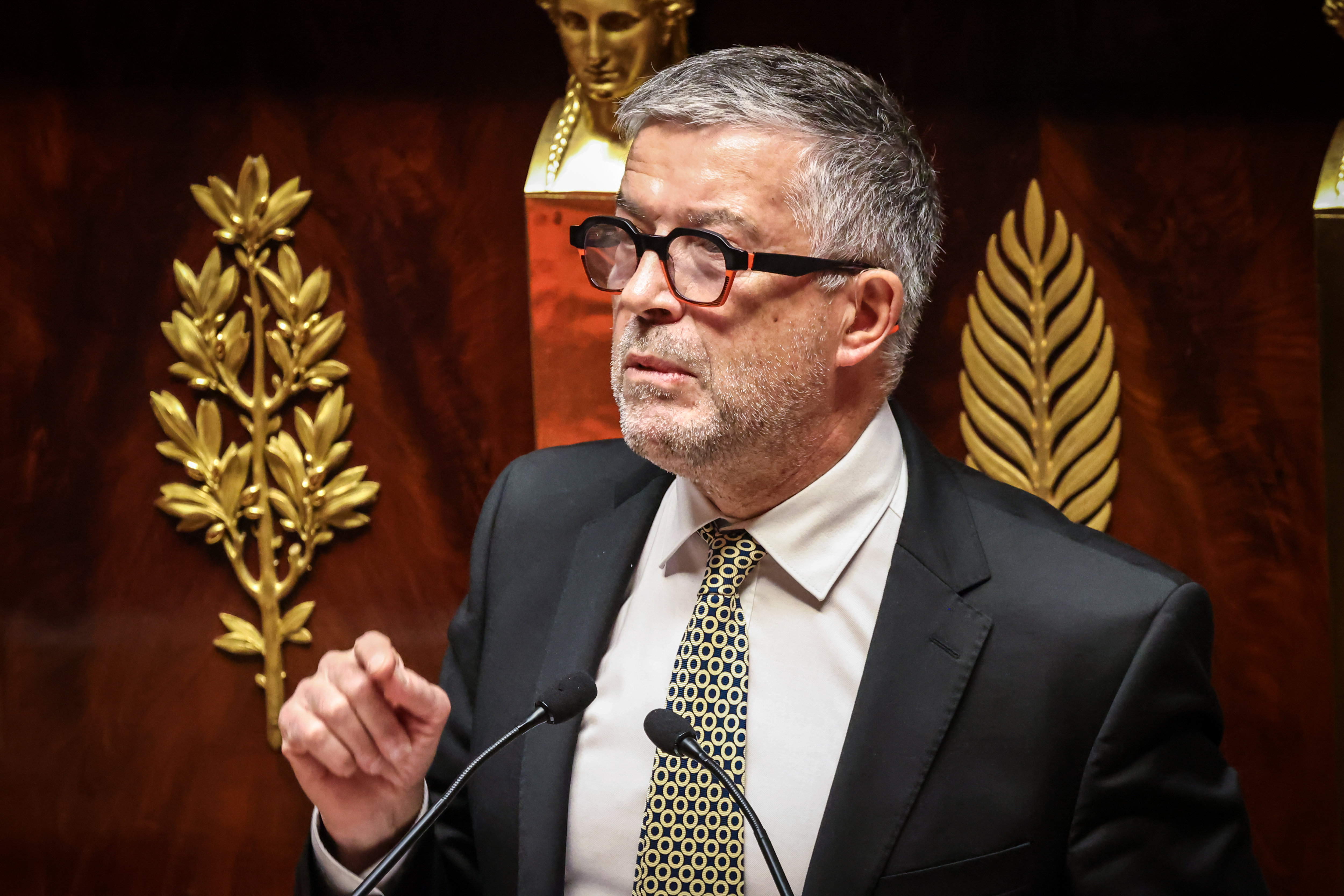 Bertrand Pancher, président du groupe Liot à l'Assemblée nationale, tape du poing sur la table. LP/Fred Dugit