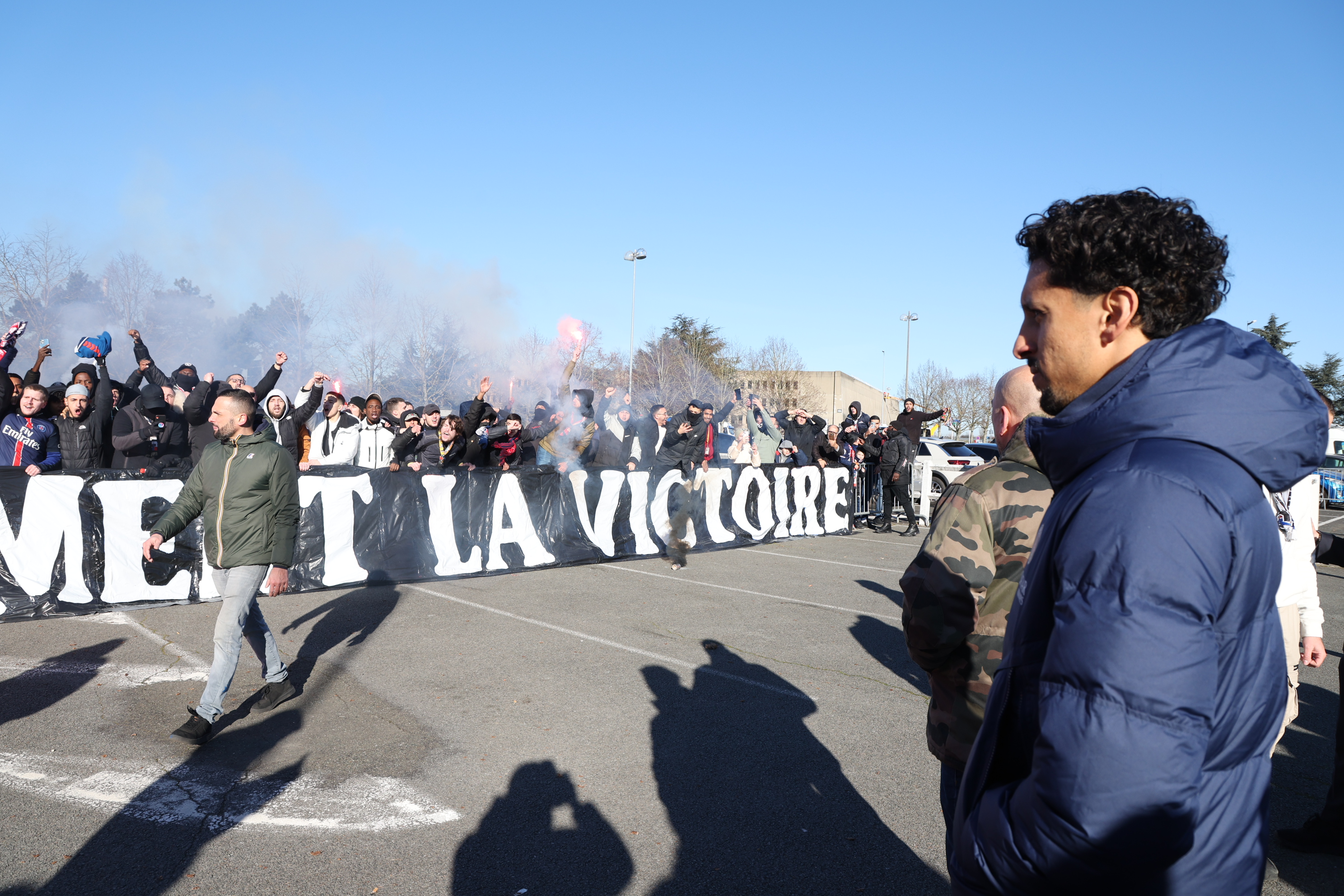 Marquinhos et les Parisiens ont été encouragés par les supporters avant leur décollage pour Marseille. Photo Twitter @PSG_inside