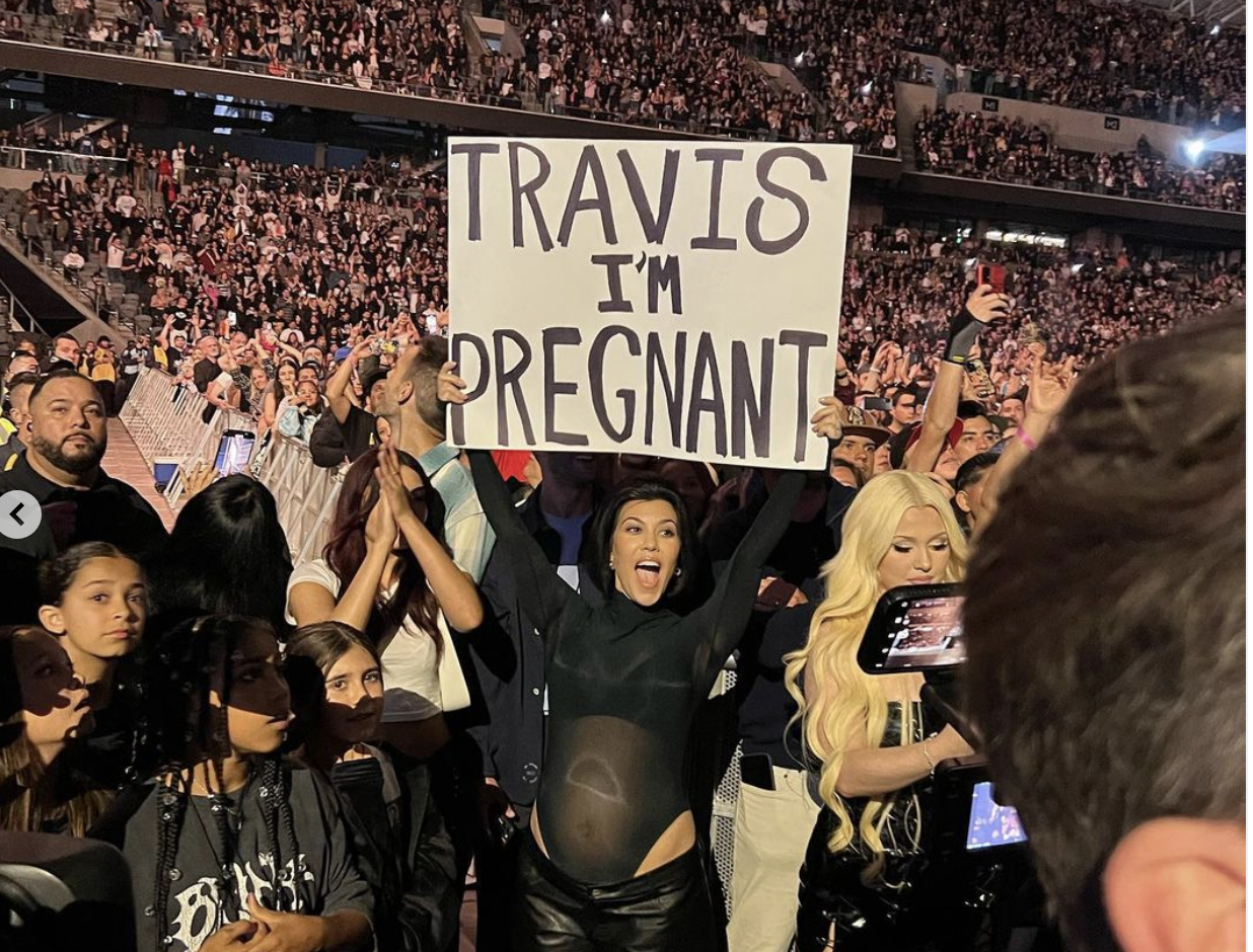 «Travis je suis enceinte», Kourtney Kardashian annonce sa grossesse en plein concert de Blink 182. Capture d'écran Instagram