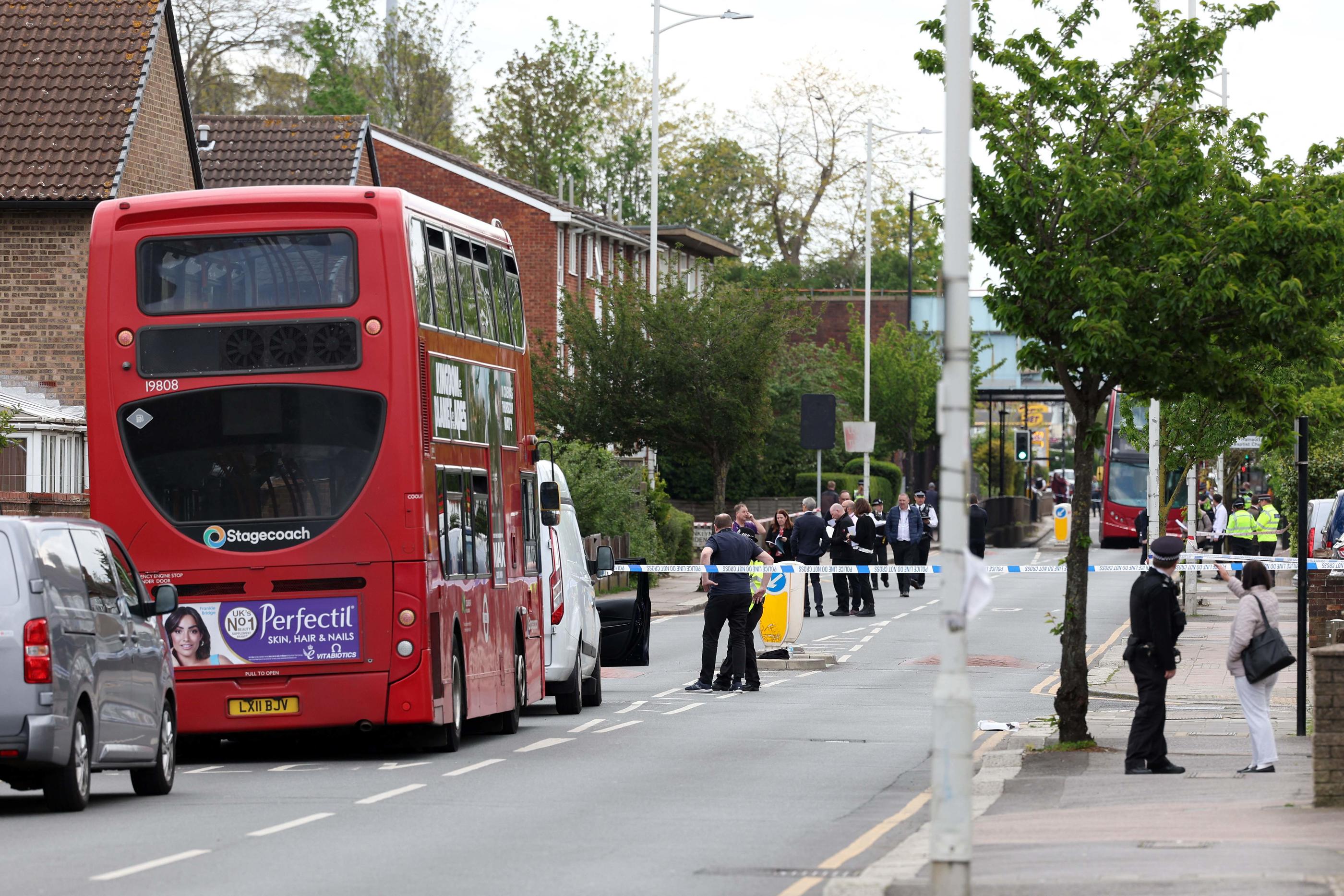 La police métropolitaine de Londres a bouclé le quartier autour de la station de métro du Hainault, où s'est passée l'attaque. AFP/Adrian Dennis