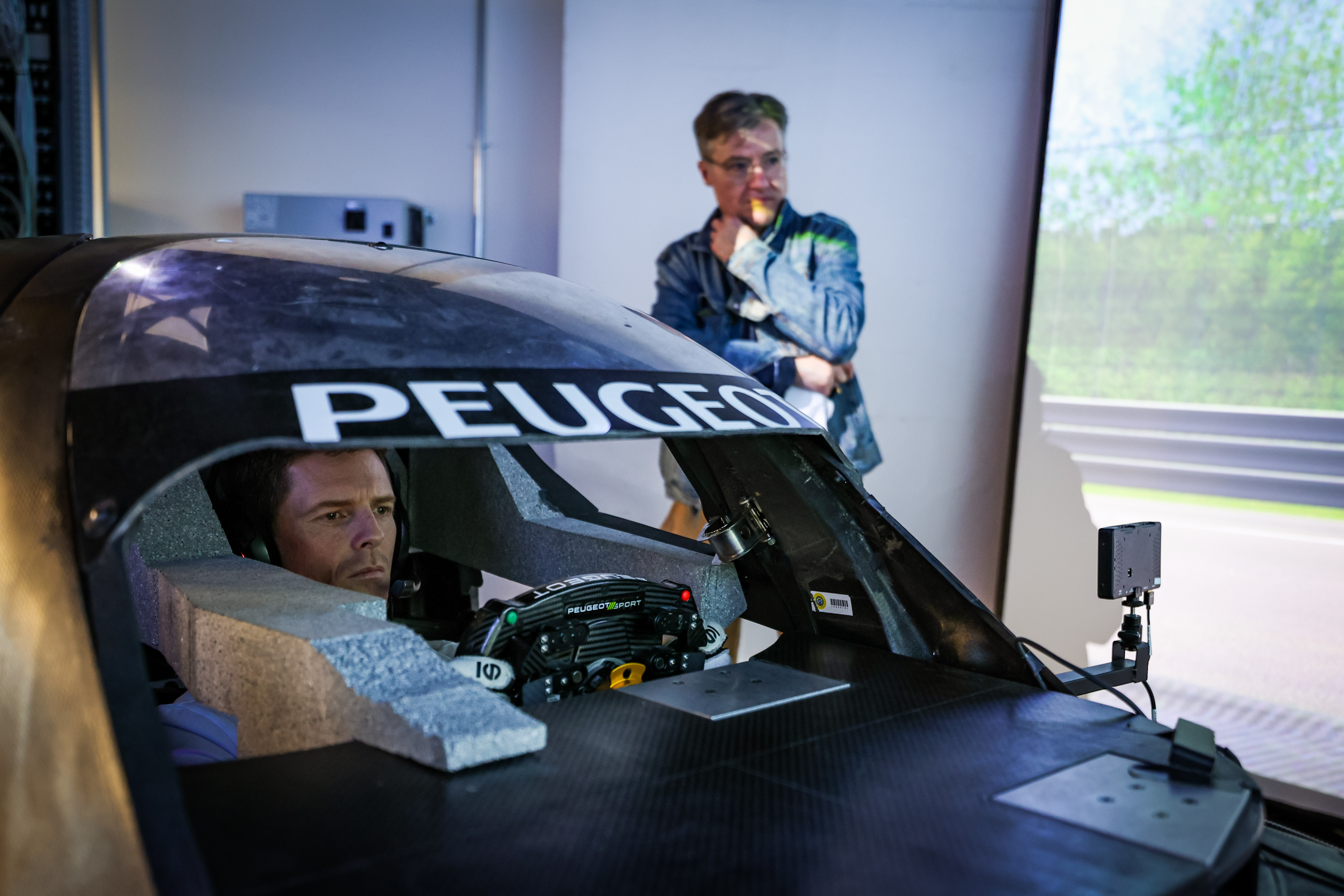 L'ex-pilote de F1 Anthony Davidson a testé le simulateur de l'hypercar 9x8. Peugeot Sport/DDPI Media/Florent Gooden