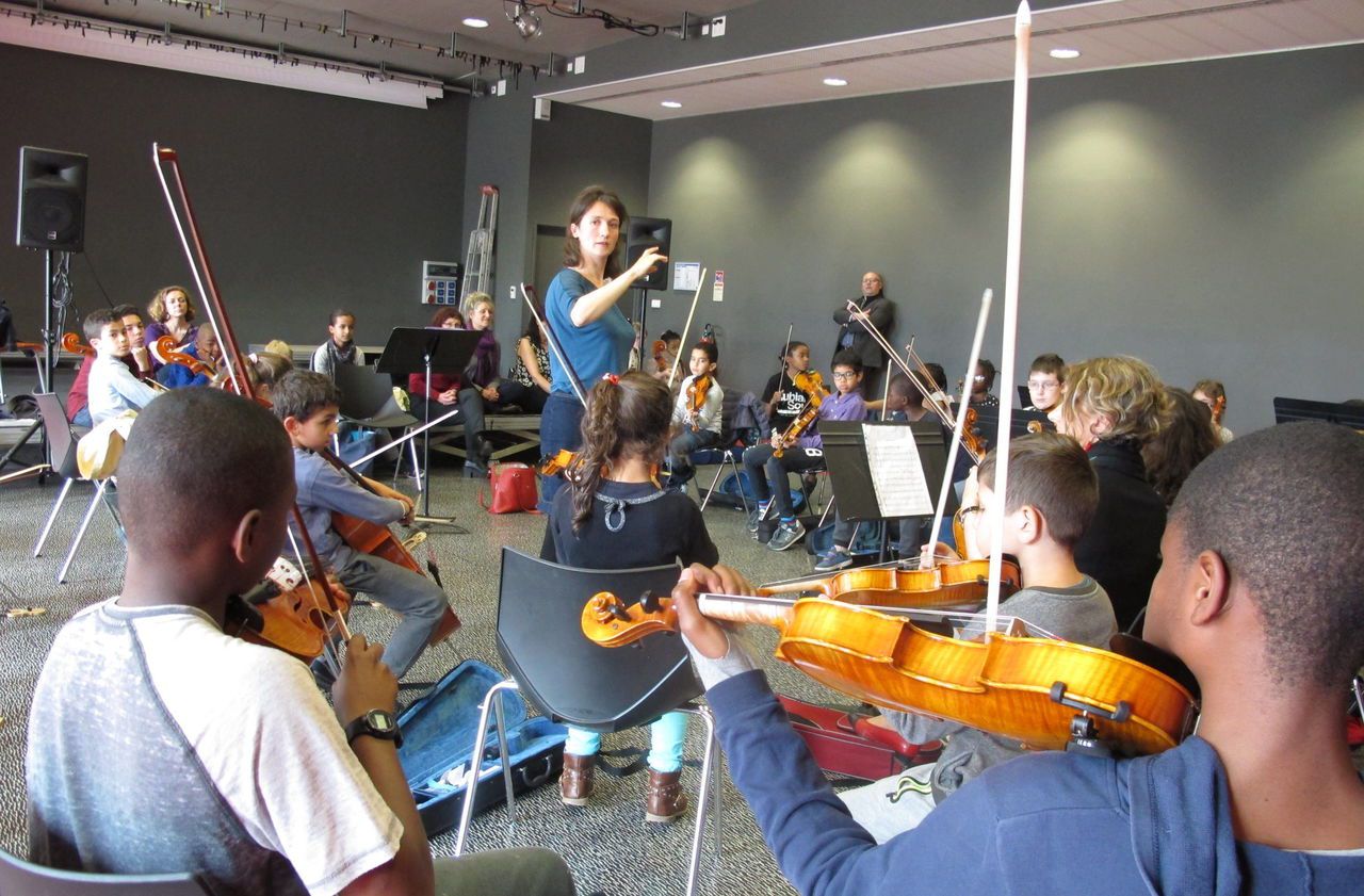 Illustration. À l'école Sigonneau, dans le quartier prioritaire de Surville, les élèves de la classe orchestre apprendront un instrument de musique. LP/Olivier Bureau