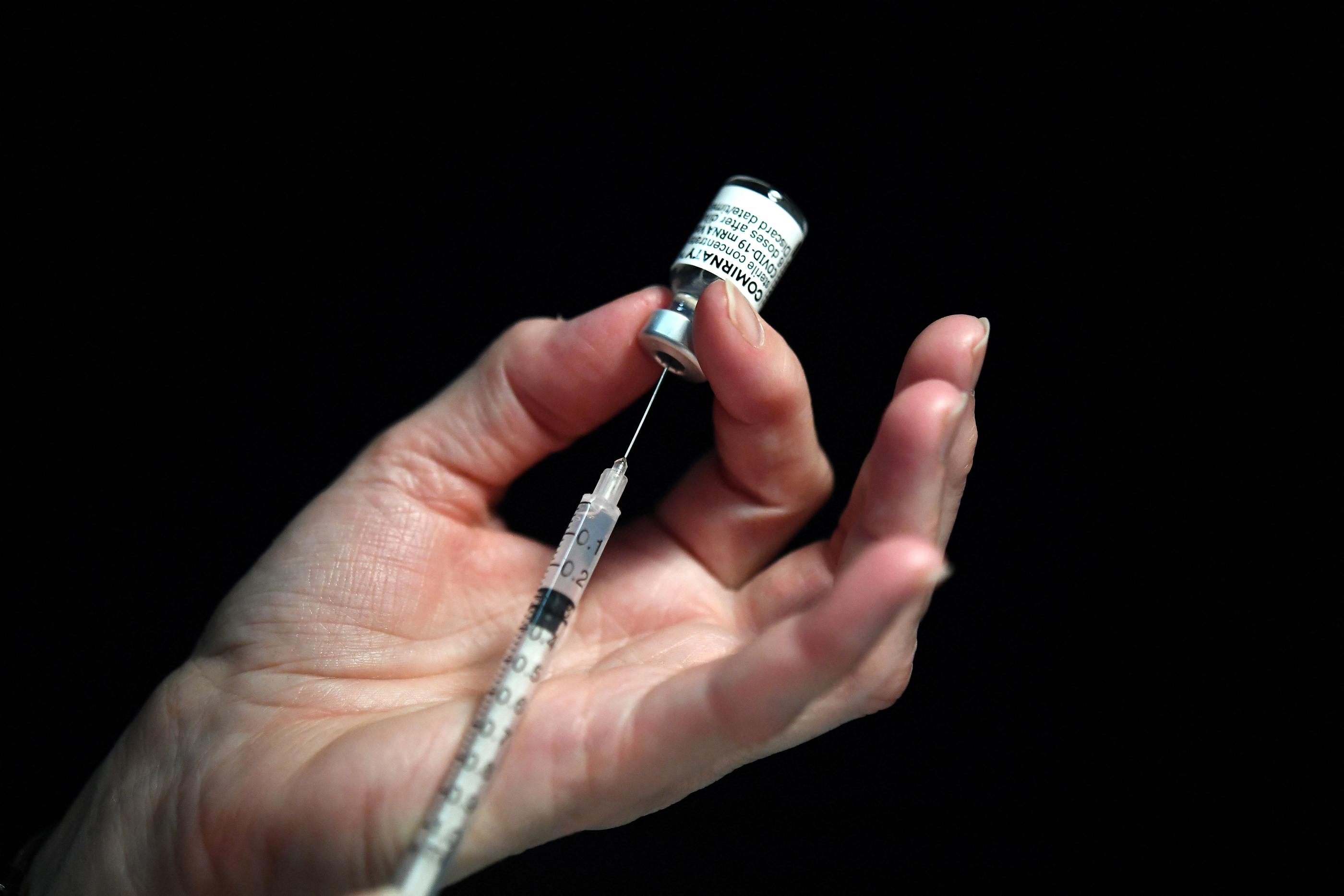 Une personne prépare une dose de vaccin contre le Covid-19. AFP/Fred Tanneau