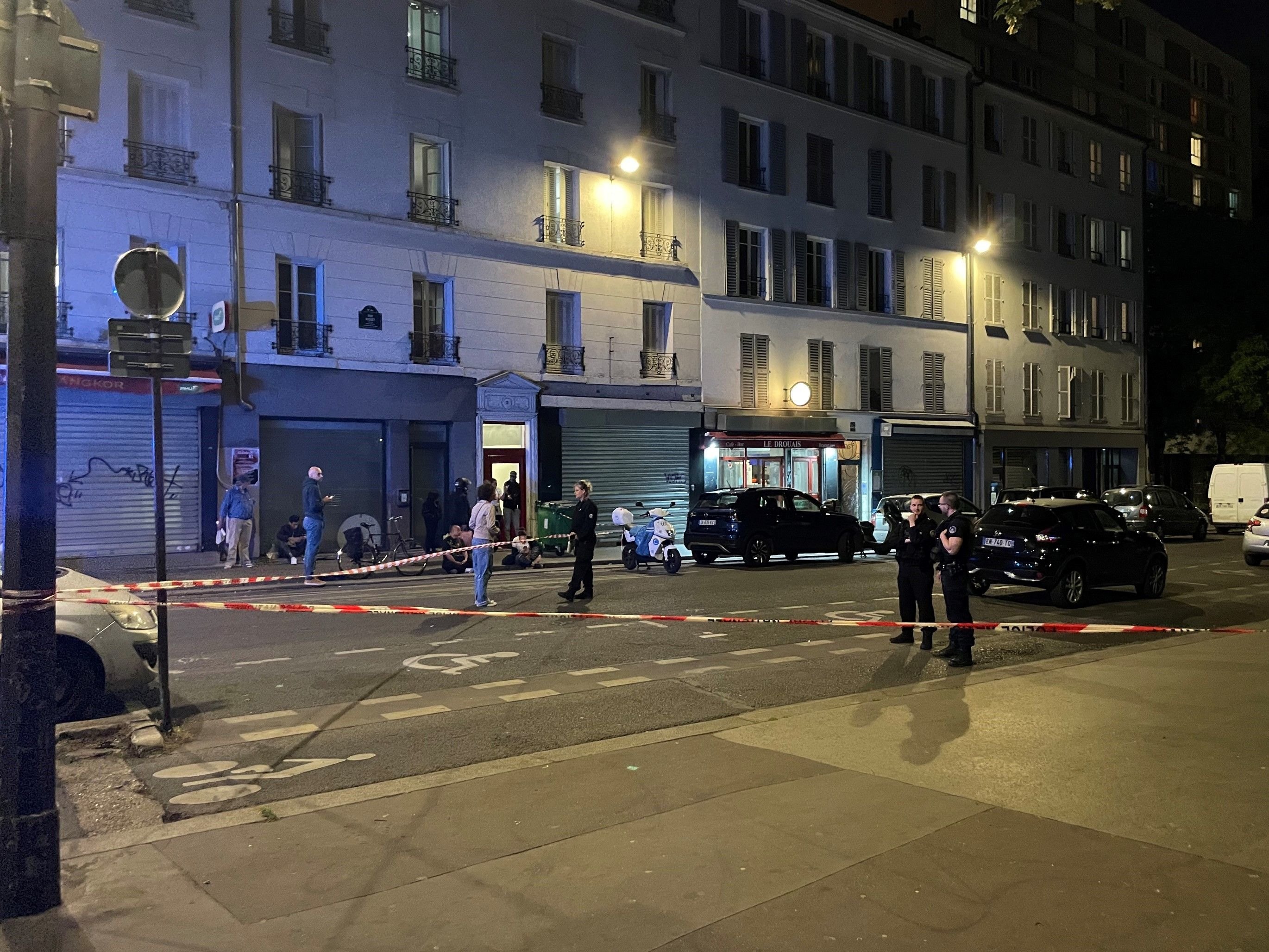 Paris (XIXe), mardi soir. Une partie de la rue Riquet a été bouclée plusieurs heures par la police, après que plusieurs coups de feu ont été entendus par des riverains à proximité d'une salle de sport, sans faire de blessés. LP/Laura Wojcik