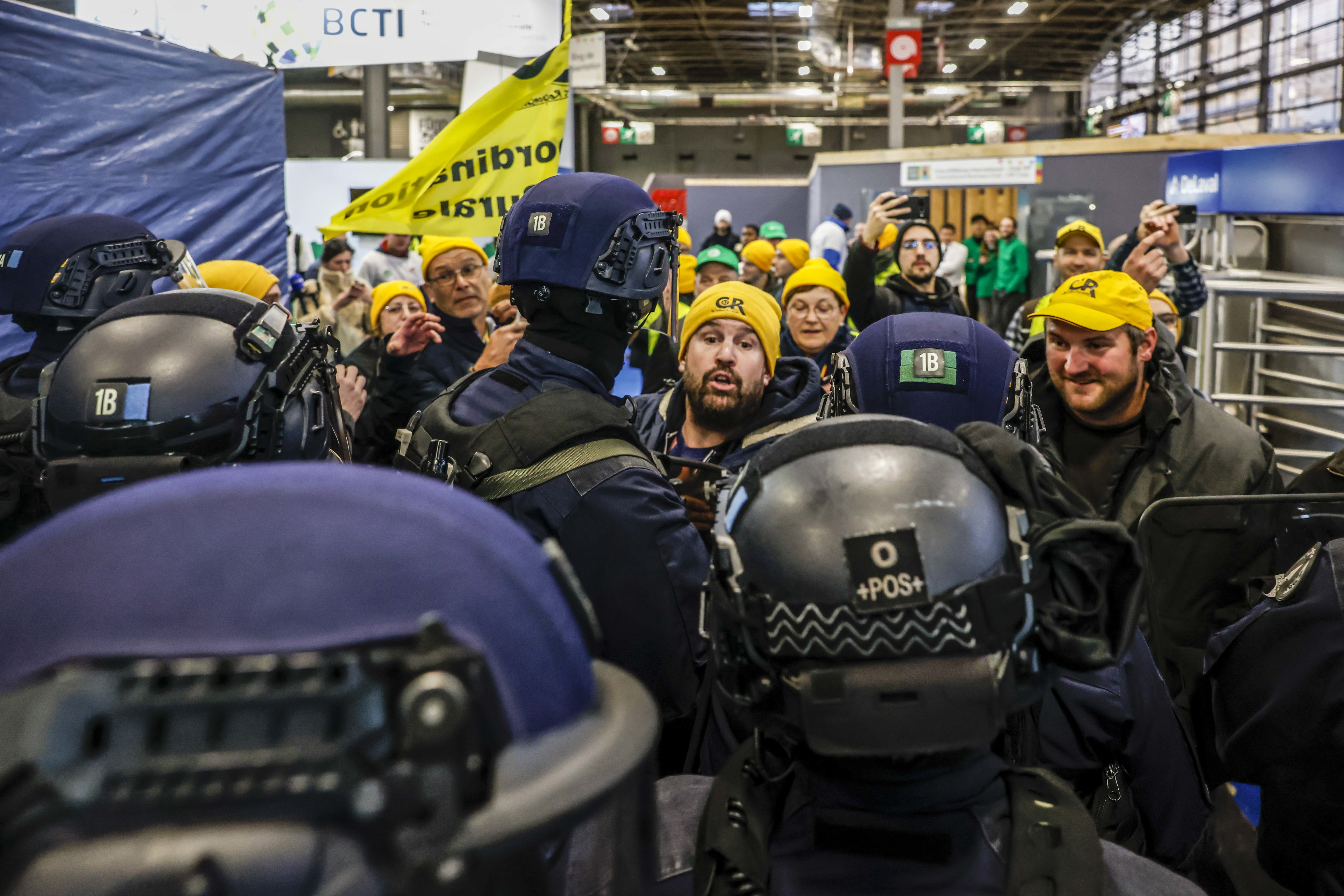 Emmanuel Macron a inauguré samedi le 60e Salon International de l'Agriculture avec plusieurs heures de retard à cause des manifestations d'agriculteurs qui ont nécessité l'intervention des forces de l'ordre. LP/Olivier Corsan