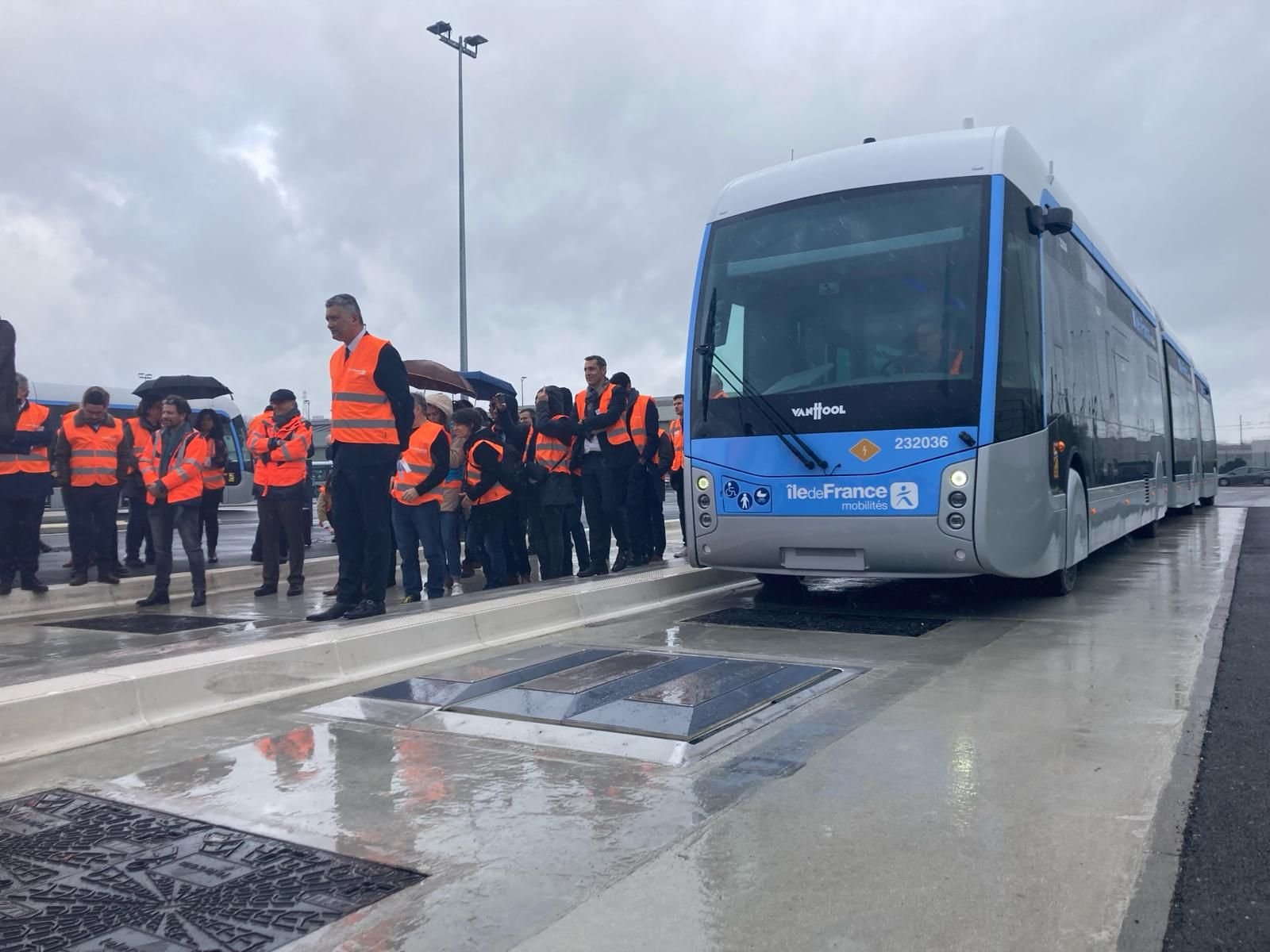A Corbeil-Essonnes, vendredi 15 mars. Le bus du T-Zen 4, produit par Van Hool, se recharge par contact grâce aux plots intégrés dans le sol. / Photo Amélie Com