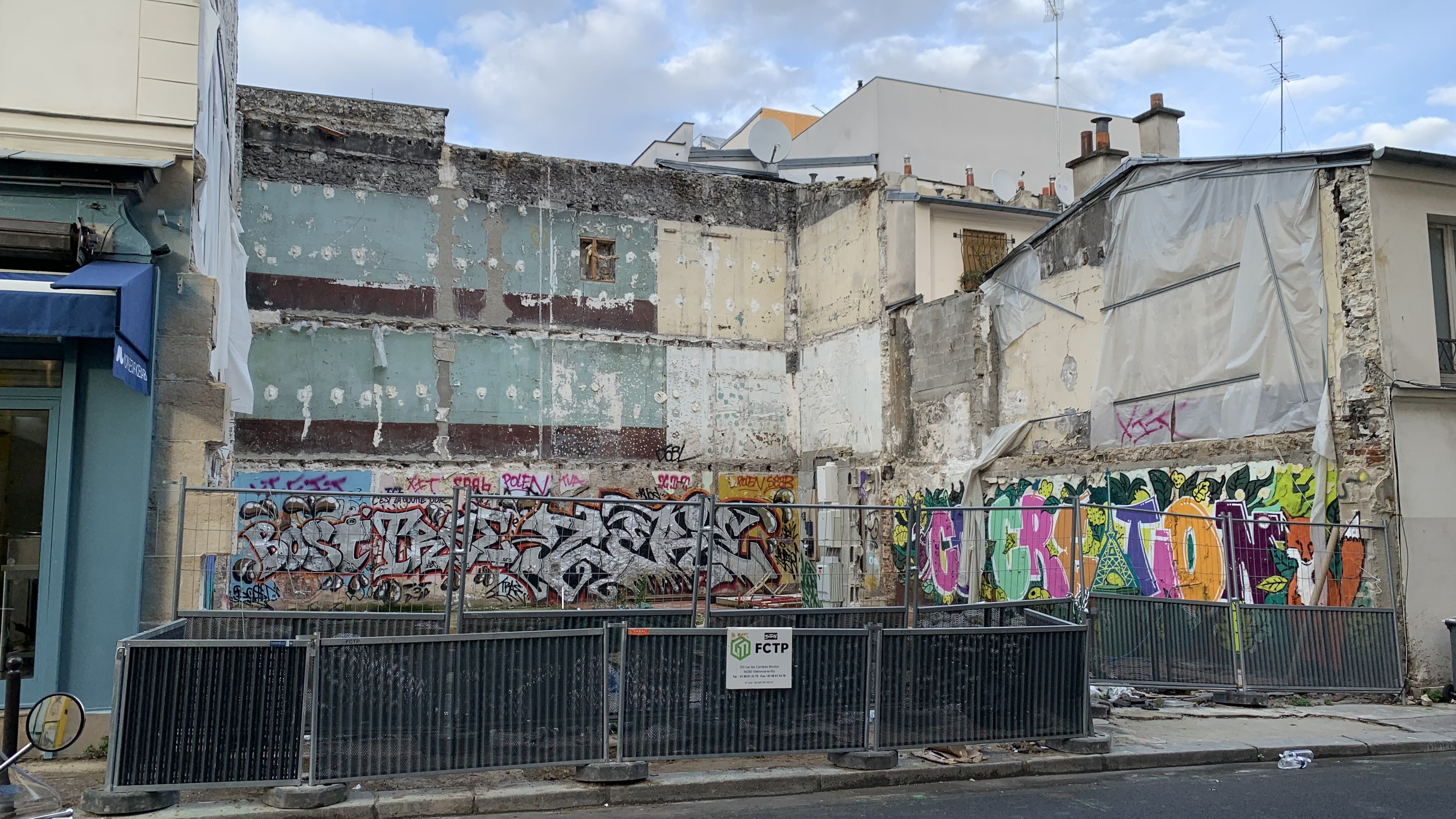 Paris, le 17 novembre 2021. C'est à cet emplacement, au 30 de la rue Cavé (XVIIIe), que neuf logements sociaux à bail réel solidaire et un commerce seront construits d’ici à 2024-2025. LP/Philipppe Lavieille