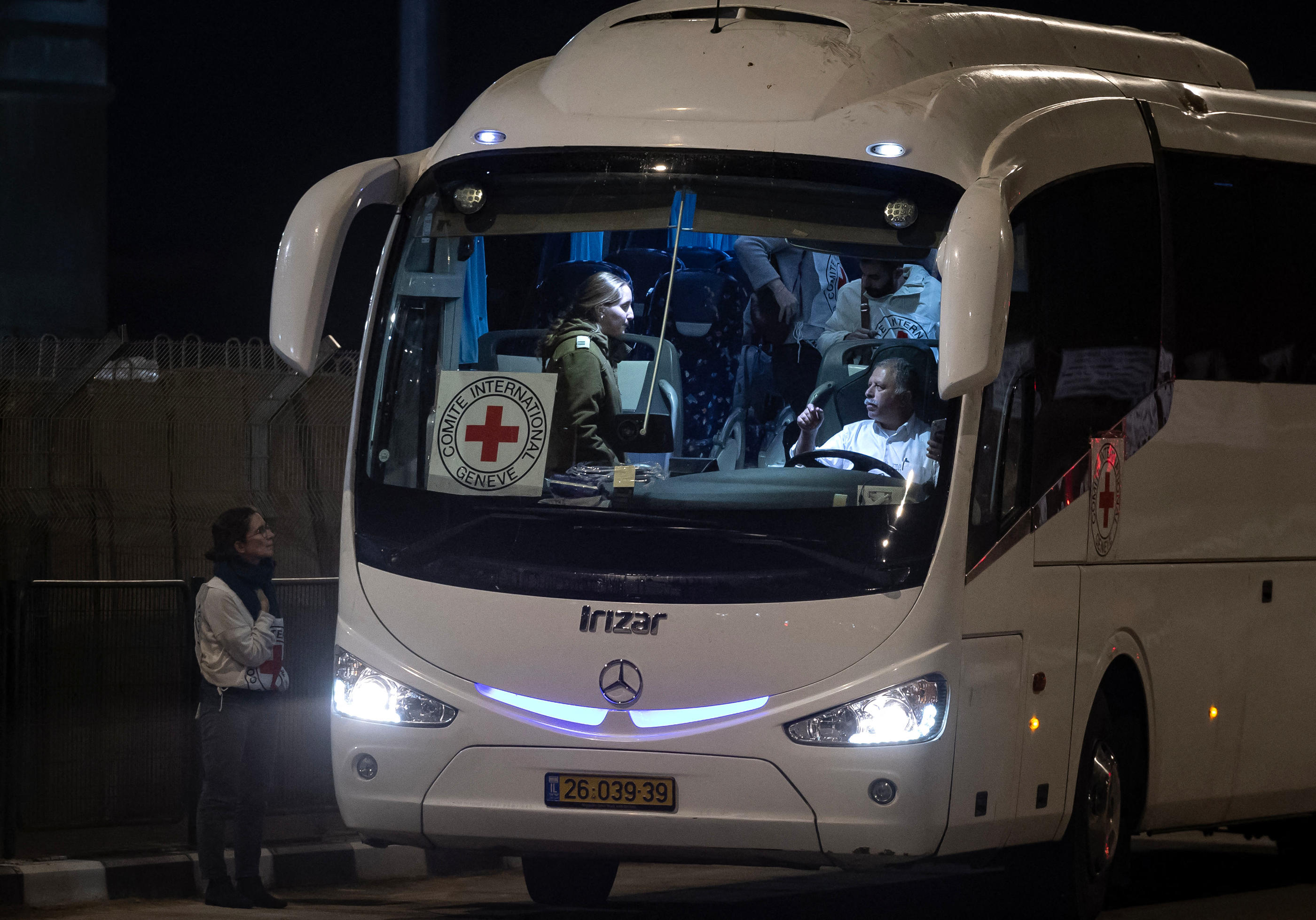 Après avoir libéré deux premières femmes israéliennes - dont la Franco-Israélienne Mia Schem - en fin d'après midi, le Hamas a remis six otages supplémentaires à la Croix-Rouge dans la soirée. AFP/Fadel Senna