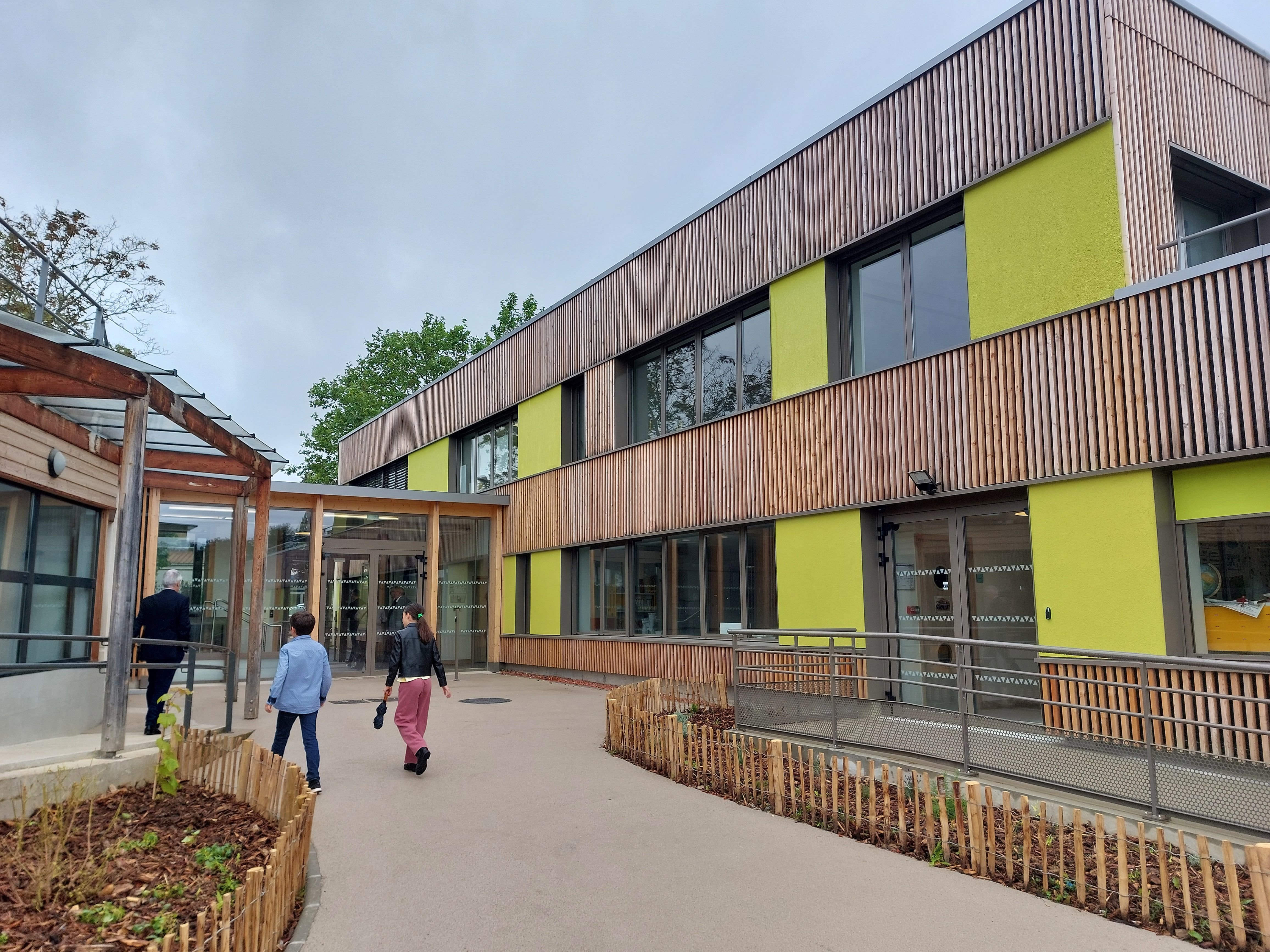 Mours, samedi 22 juin 2024. Le groupe scolaire Jacques-Prévert a été rénové du sol au plafond, et présente des qualités énergétiques uniques. LP/T.C.