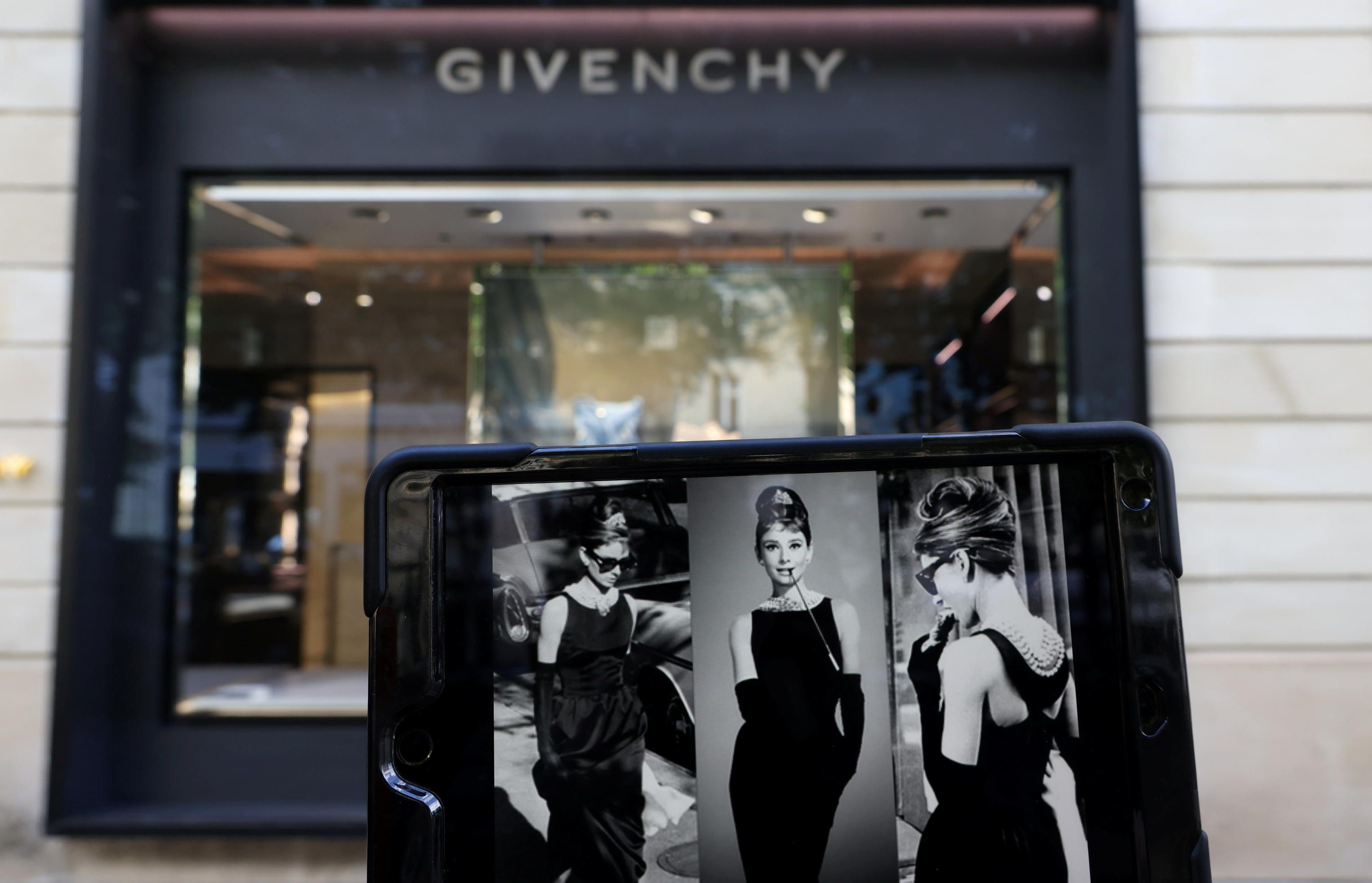 Devant la vitrine de Givenchy, la guide Juliette Dubois revient sur la fameuse robe noire imaginée par le couturier pour Audrey Hepburn dans «Breakfast at Tiffany’s». LP/Delphine Goldsztejn
