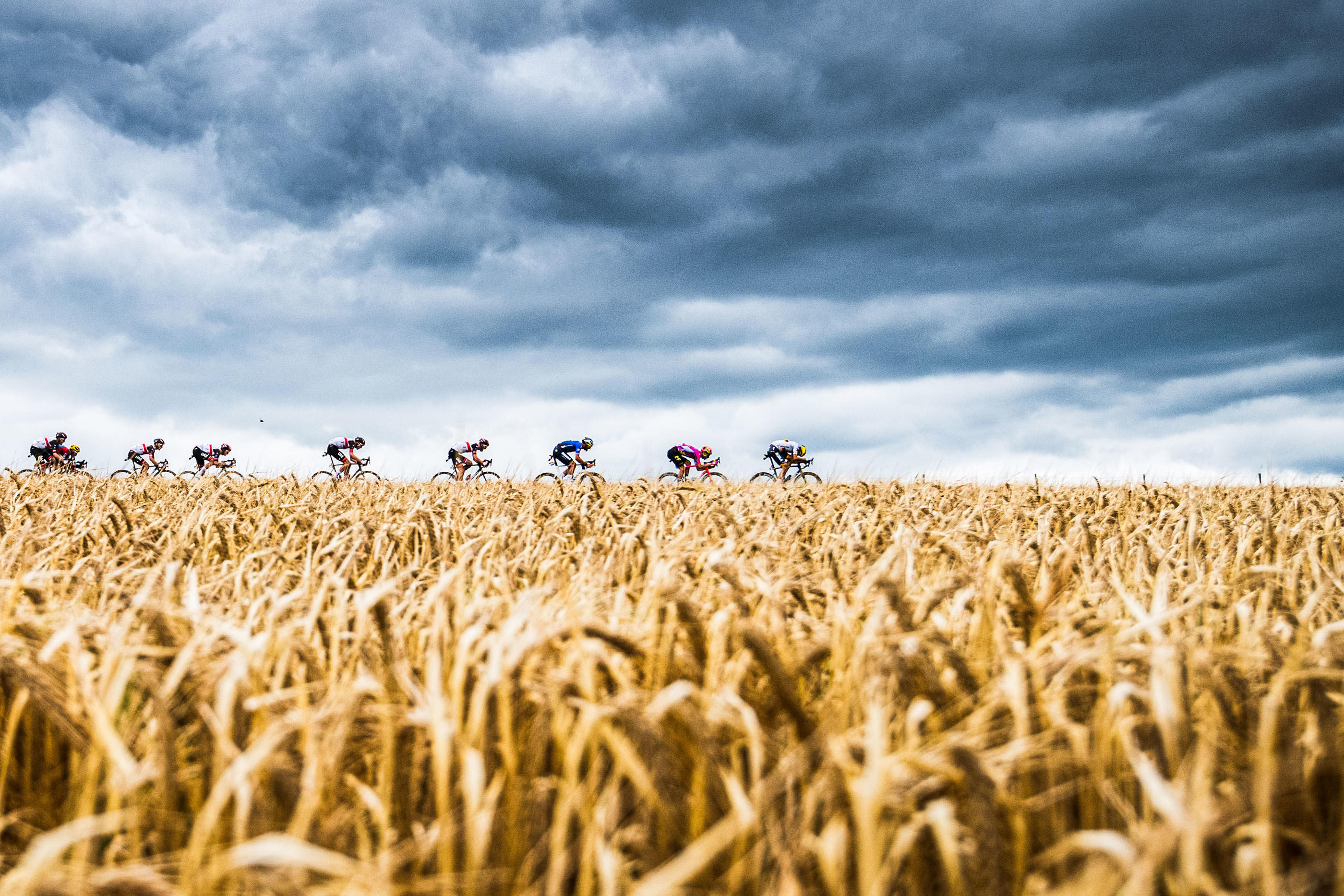 «Tour de France : au cœur du peloton », la nouvelle série documentaire sur Netflix, fait vivre la Grande Boucle de l'intérieur en suivant huit équipes, dans les bus, dans les hôtels et sur les vélos. ASO/Charly Lopez