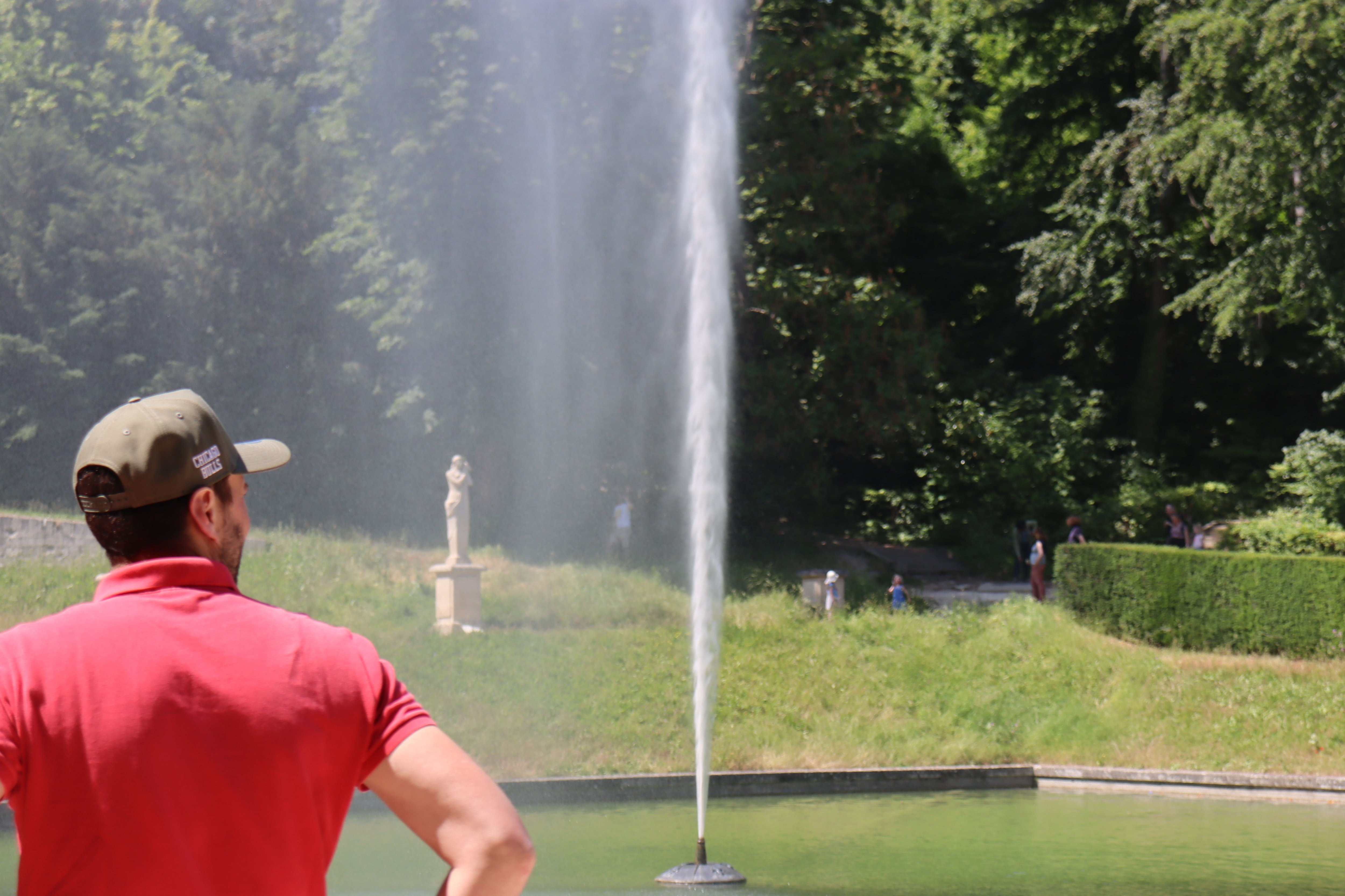 Saint-Cloud, le 4 juin. Les visiteurs du parc apprécient le spectacle offert par la mise en route des jets d'eau. LP/David Livois