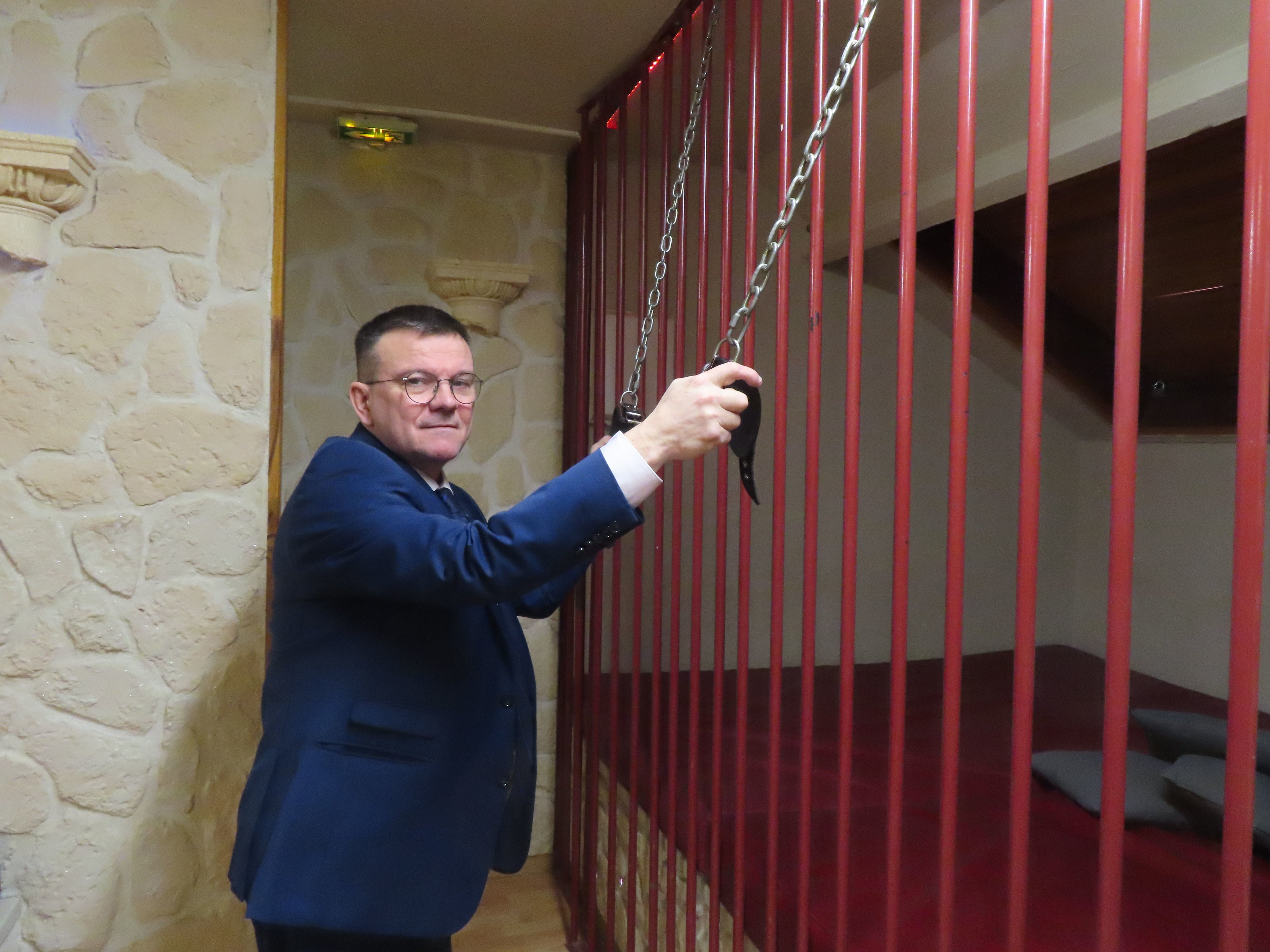 Saint-Maur-des-Fossés (Val-de-Marne), mercredi midi. Bruno Henckes, l'ancien patron du club libertin l'Hyppocampe, revient dans un livre sur l'histoire de son établissement et quelques anecdotes arrivées dans ses alcoves. LP/Sylvain Deleuze