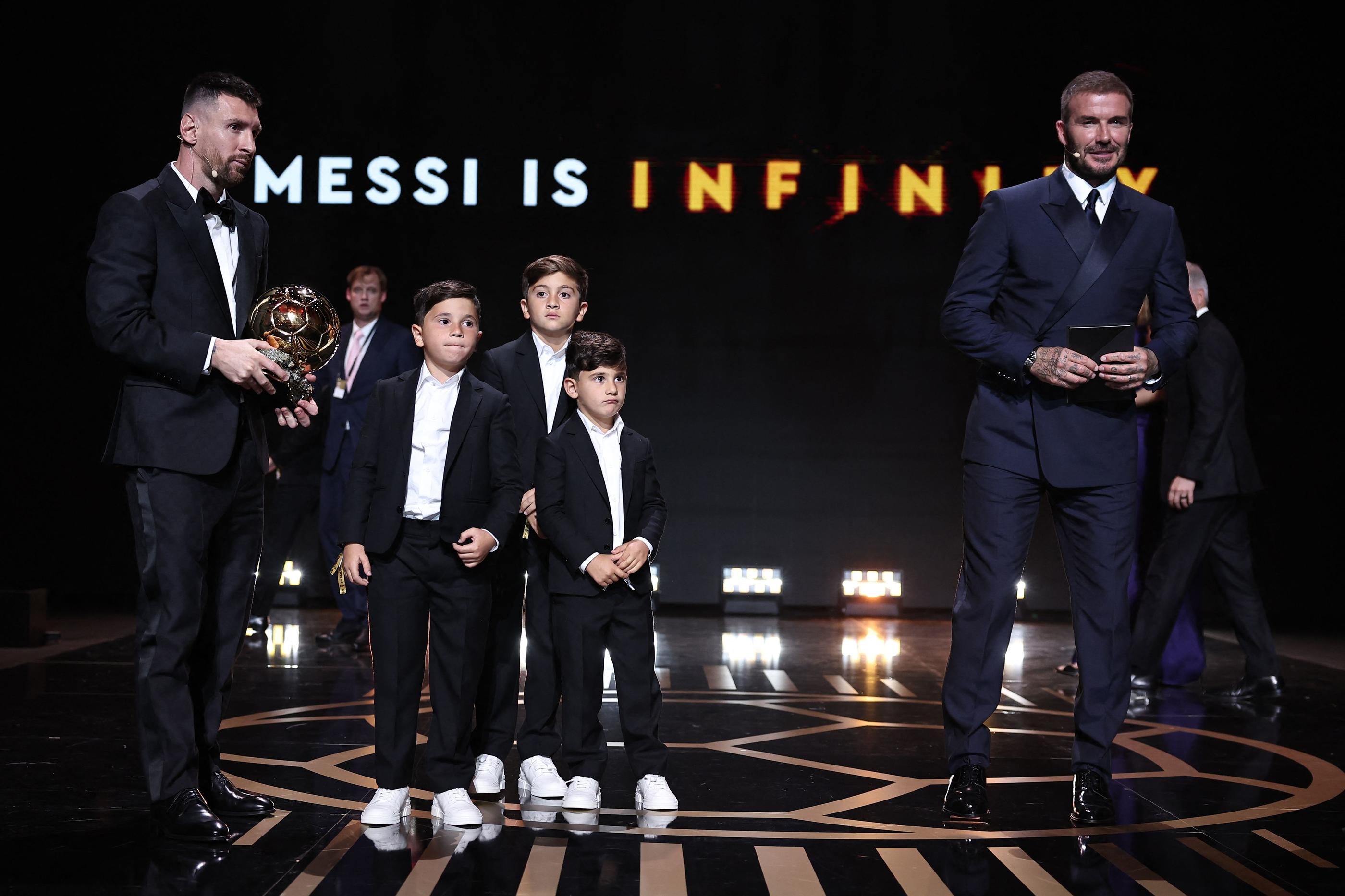 Des mains de David Beckham, président et copropriétaire de l'Inter Miami, Lionel Messi a reçu ce lundi 30 octobre son huitième Ballon d'Or France Football. (Photo by FRANCK FIFE / AFP)