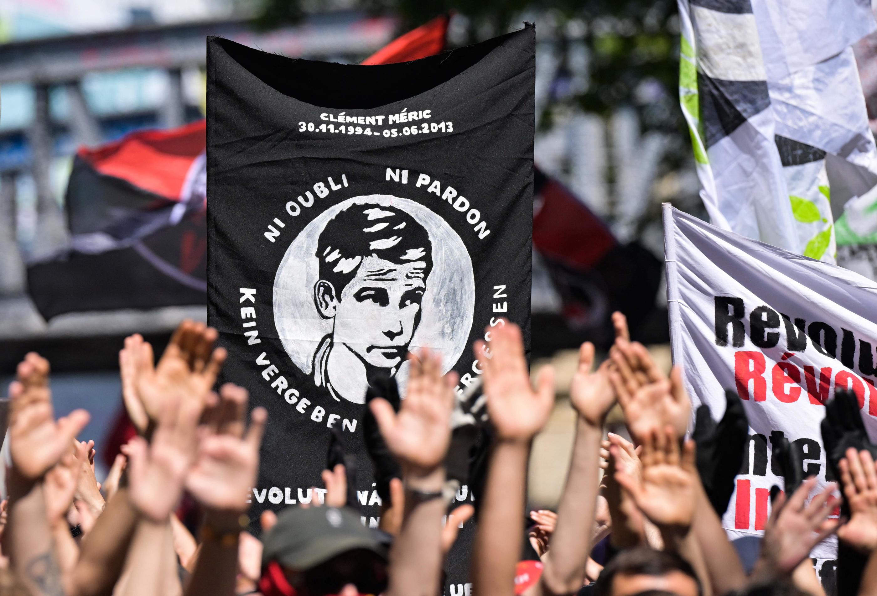 Dix ans après la mort du militant antifasciste Clément Méric en 2013 à la suite d'une rixe avec des skinheads, plusieurs rassemblements sont organisés en sa mémoire, comme ici à Paris, le 4 juin 2023. Alain JOCARD/AFP
