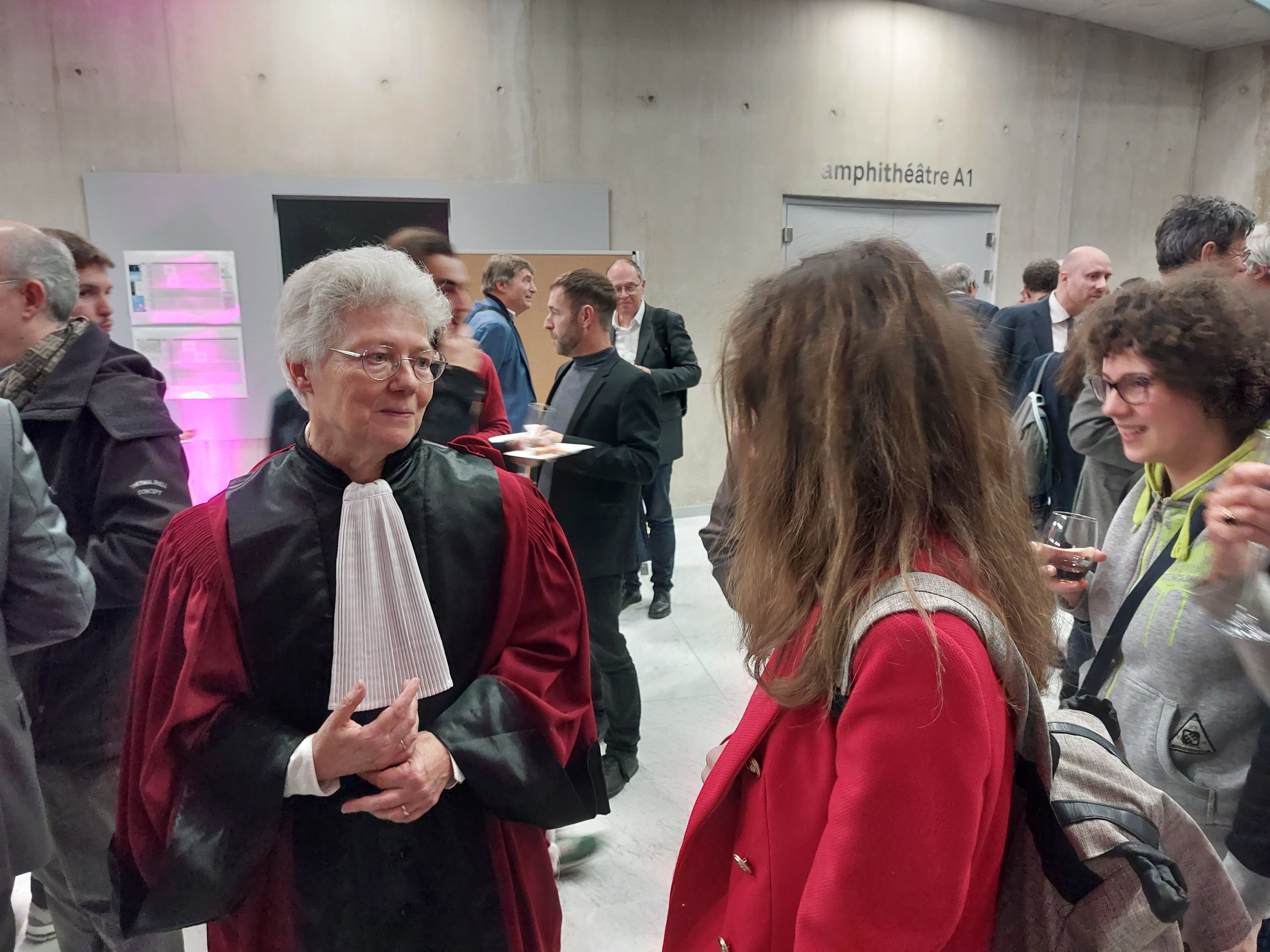 Orsay (Essonne), le 13 novembre 2023. De nombreuses étudiantes ont profité de l'occasion pour approcher Anne L'Huillier, prix Nobel de physique 2023. LP/Cécile Chevallier