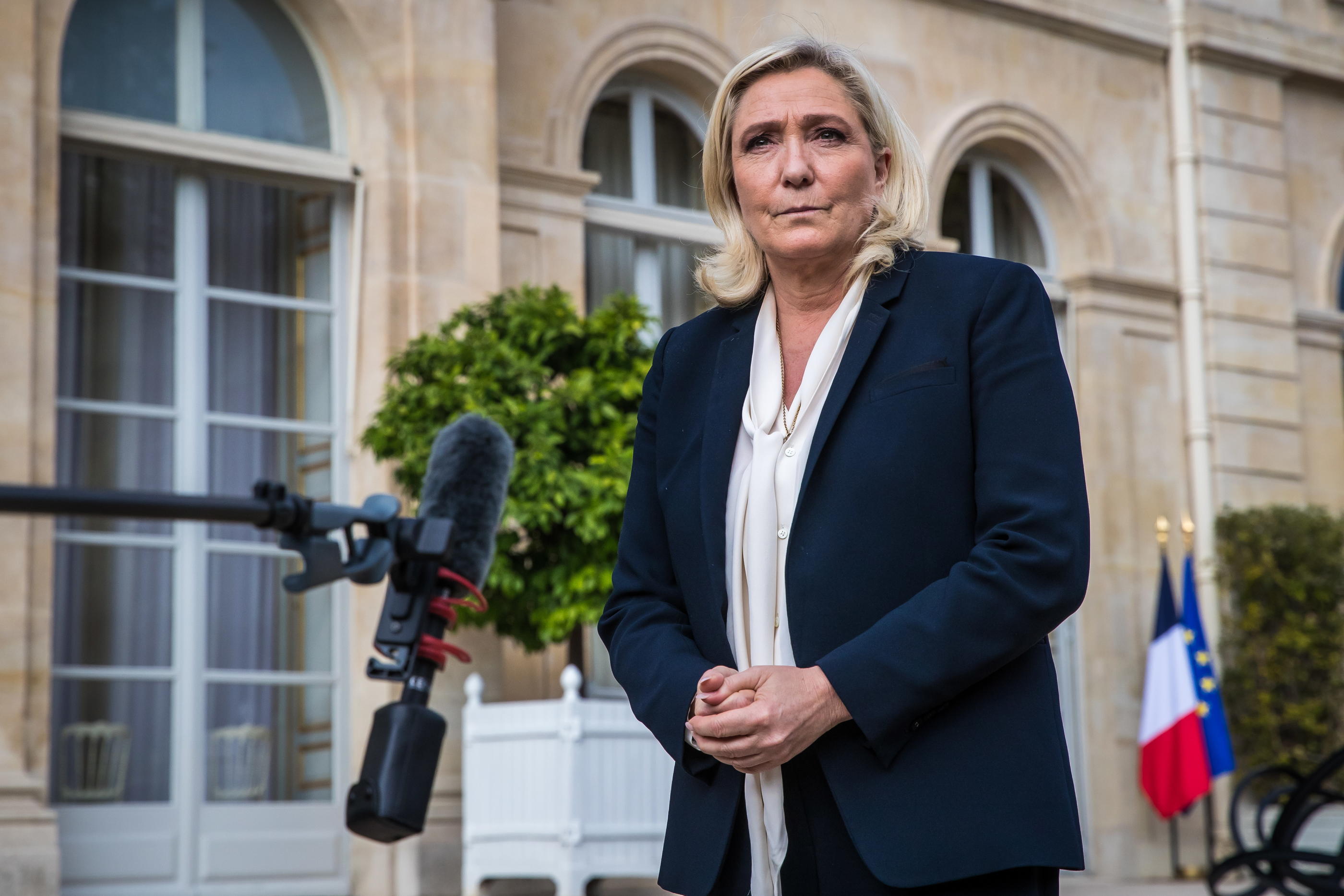 Marine Le Pen, ici devant l'Élysée, où elle a rencontré Emmanuel Macron le 21 juin. La prétendante à la présidence de la République fait tout pour crédibiliser une prochaine candidature. EPA /Christophe Petit Tesson