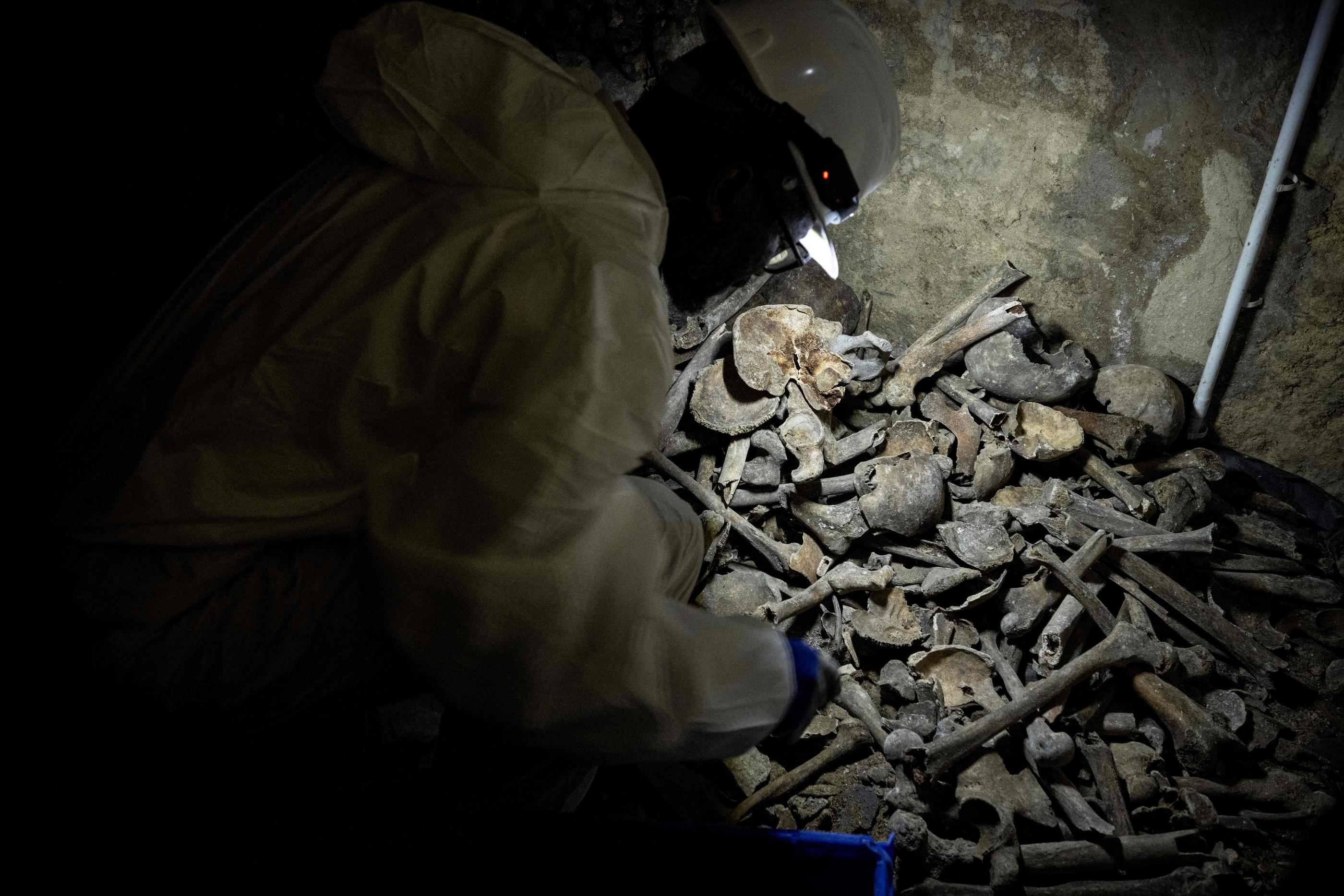 Un technicien trie les ossements dans les Catacombes, où la Hague des martyrs, formée des corps d'un millier de Parisiens morts en 1792, s'est récemment effondrée.