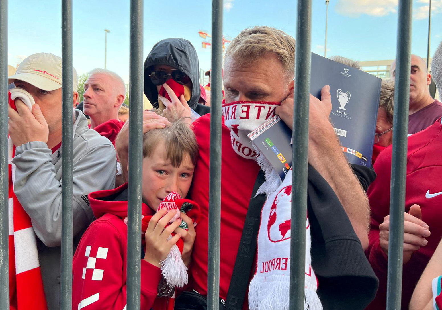 Amassés derrière les grilles d'entrée du Stade de France, des centaines de fans de Liverpool n'avaient pas pu voir la finale de la Ligue des champions 2022. Reuters/Fernando Kallas