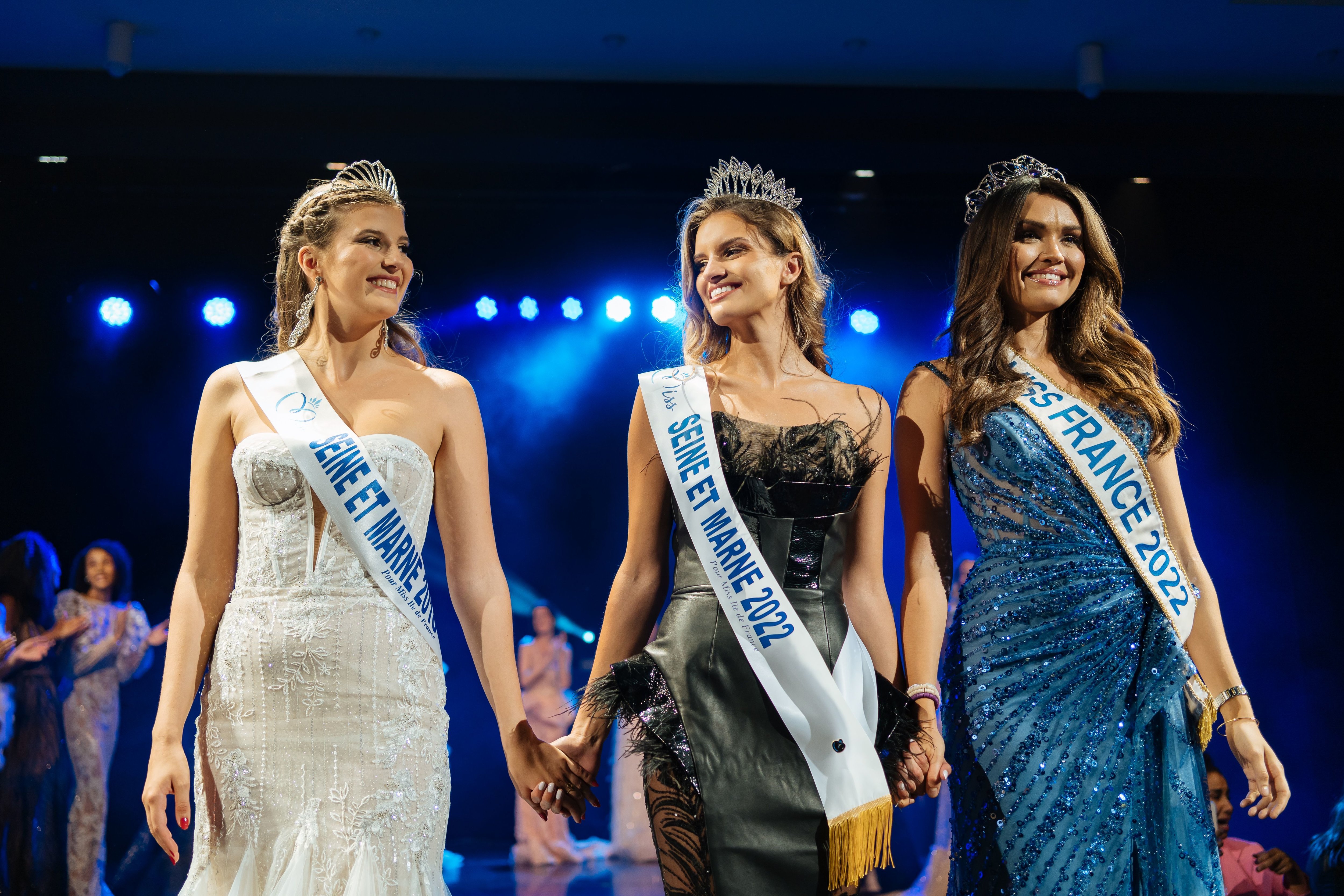 Claye-Souilly, samedi. Claudia Cunha entourée de l'actuelle Miss France Diane Leyre (à droite) et de Laura Mordomo, dernière Miss Seine-et-Marne élue en 2018 (à gauche). Laurent X. Dubois