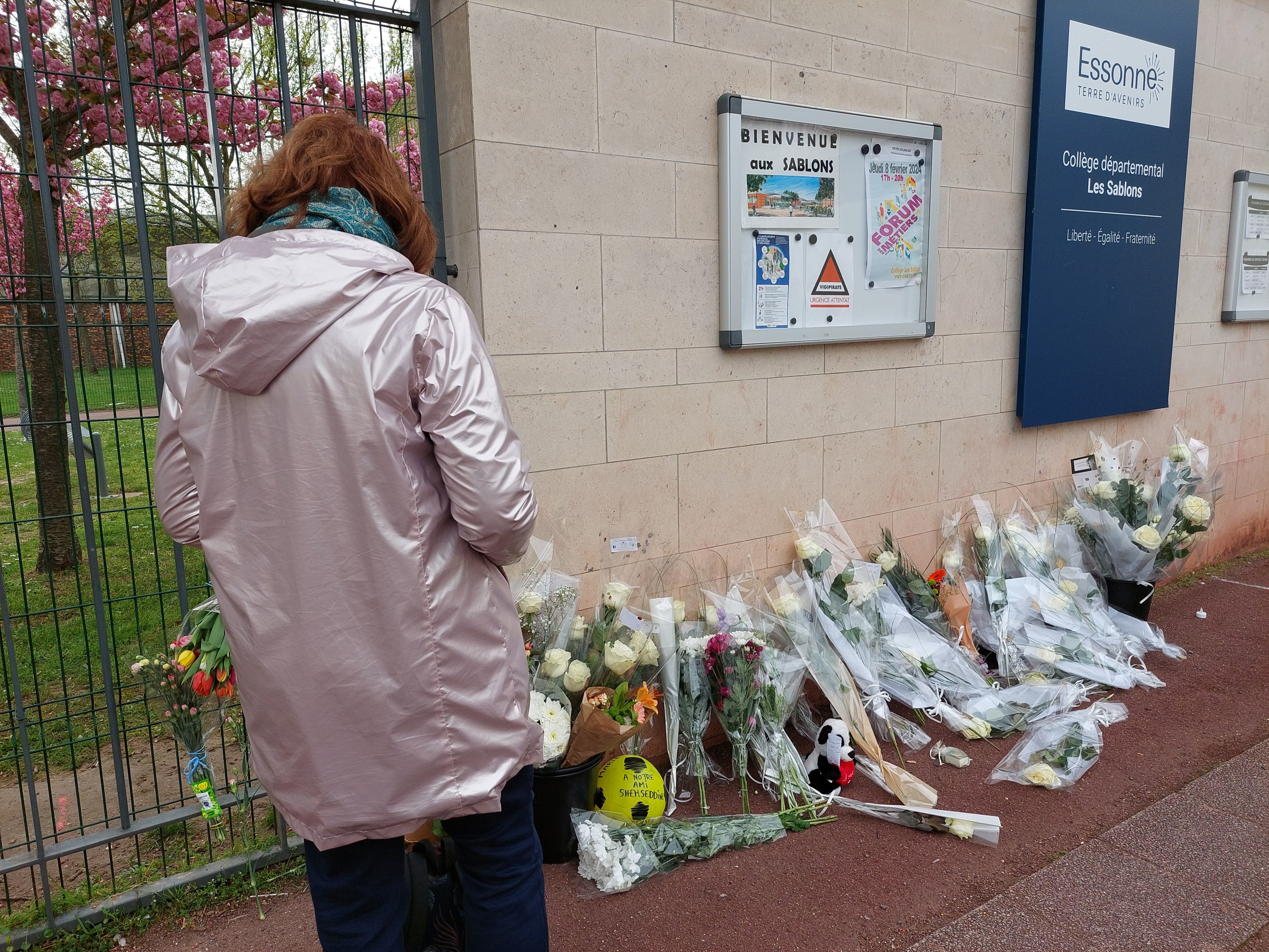 Viry-Chatillon (Essonne), ce samedi. Au lendemain de la mort de Shemseddine, de nombreux proches et anonymes lui ont rendu hommage devant l'établissement. LP/Florian Garcia