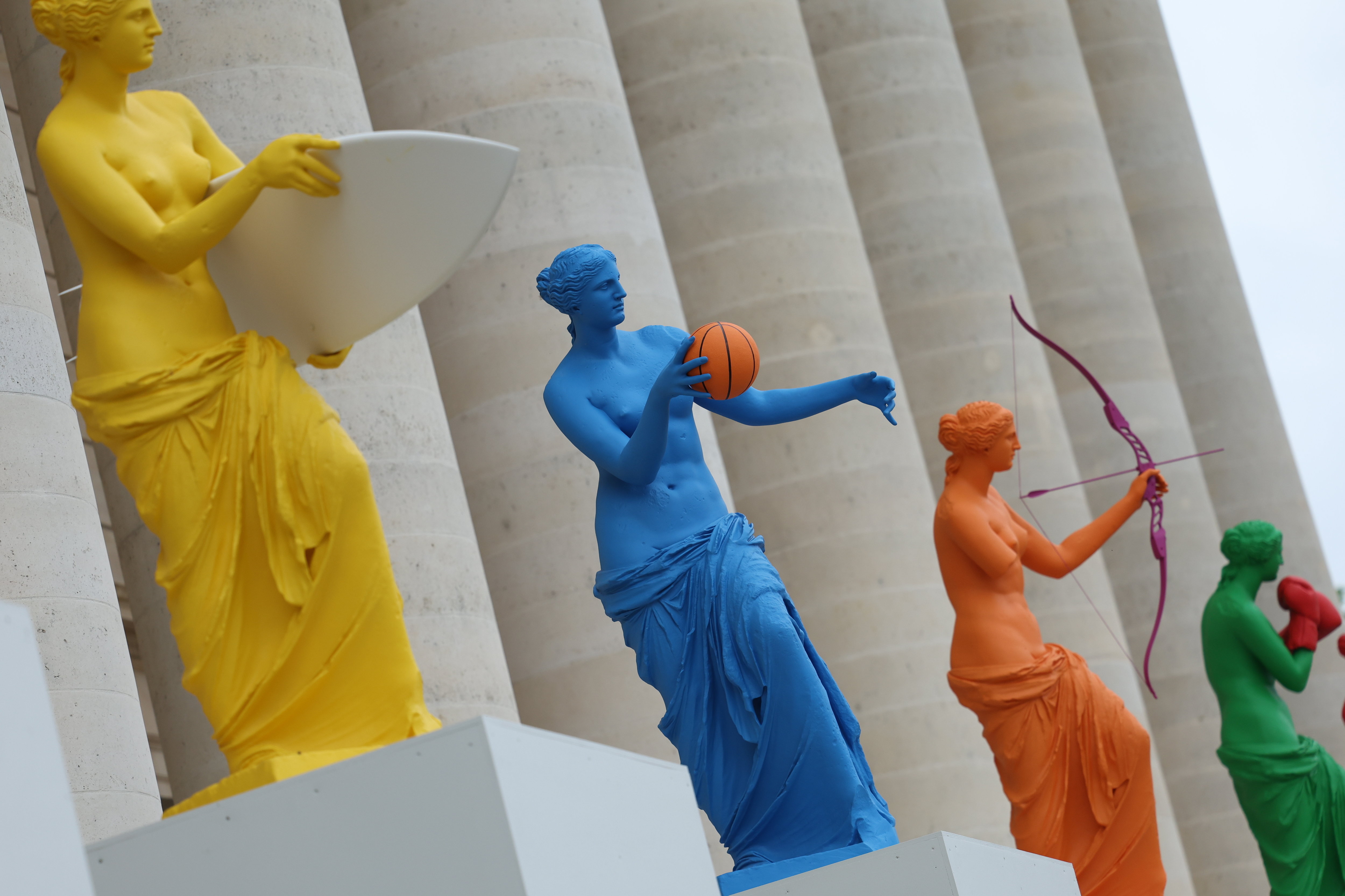 Paris (VIIe), le 11 avril. En prévision des Jeux, six Vénus de Milo métamorphosées en sportives sont exposées devant le Palais-Bourbon. LP/Arnaud Journois