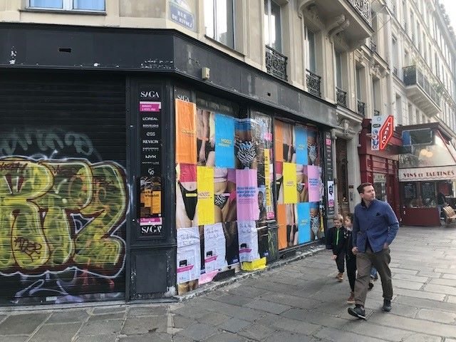 La rue de Rivoli (Ier/IVe) est le second axe commercial le plus touché par les fermetures de boutiques, derrière le boulevard St-Michel (Ve). Les commerçants sont nombreux à accuser les réaménagements de voirie opérés par la Ville qui empêchent la circulation de transit comme source de désaffection de la rue.