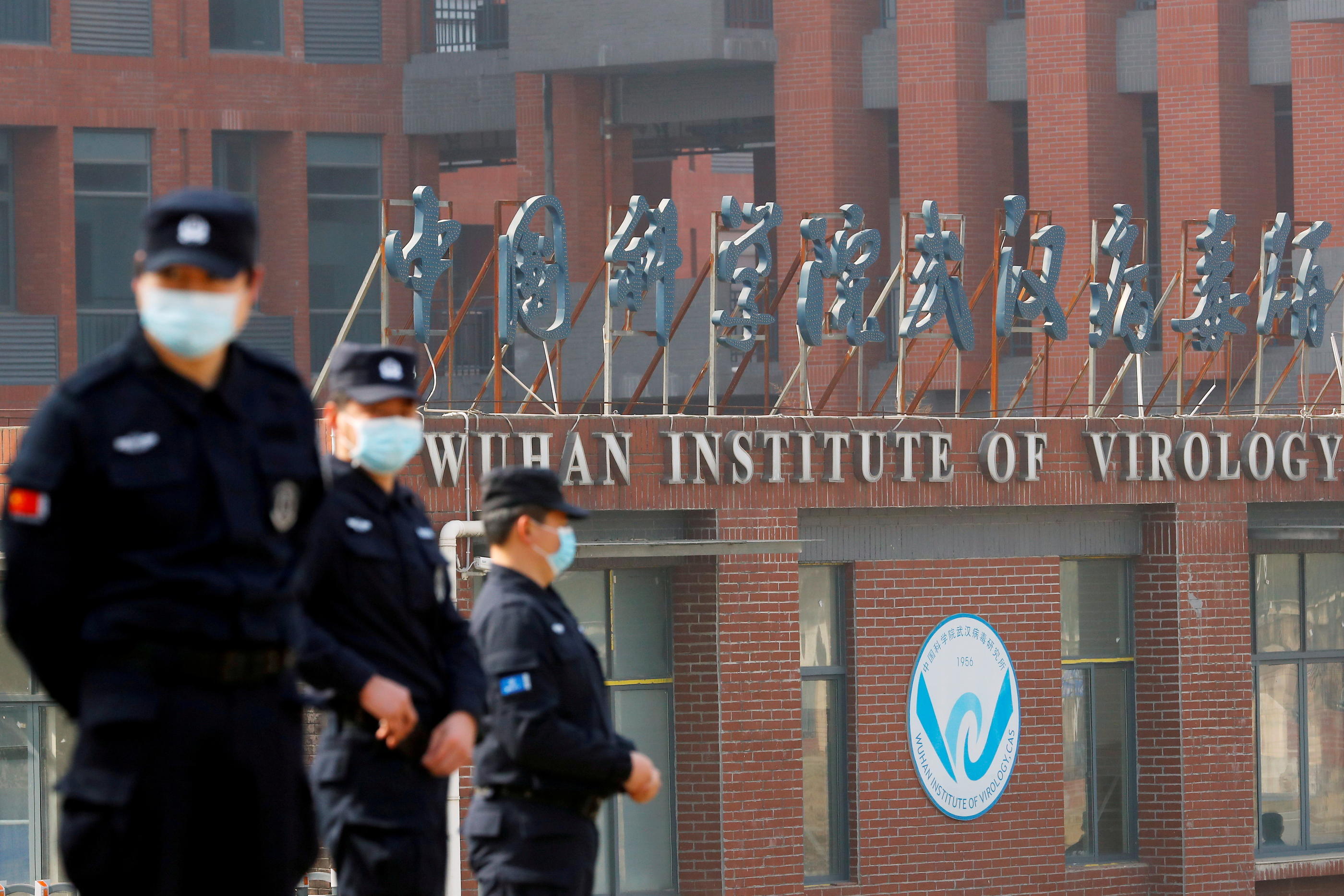 Le personnel de sécurité surveille les abords de l'Institut de virologie de Wuhan lors de la visite de l'équipe de l'Organisation mondiale de la santé chargée d'enquêter sur les origines du Covid, le 3 février 2021. REUTERS/Thomas Peter