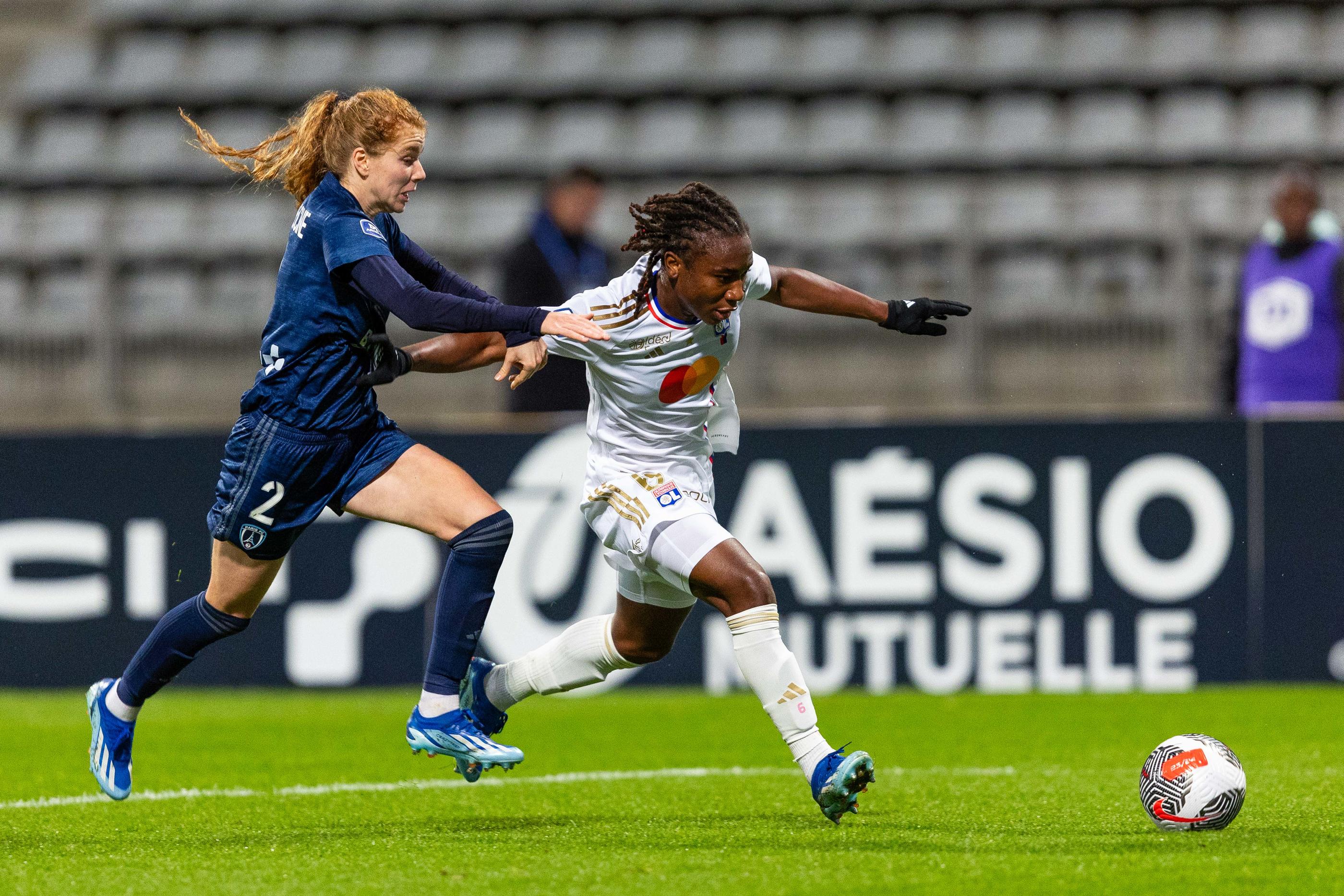 A l'image de Melchie Dumornay  qui déborde Celina Ould Houcine, le PFC n'a pas réussi à stopper Lyon.  (Photo by Thibaut Bossenie/Icon Sport)
