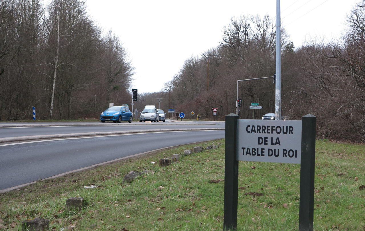 Illustration. C'est non loi du carrefour de la Table-du-Roi que le corps a été découvert, lors d'une opération d'entretien du bord des routes. LP/Sylvain Deleuze