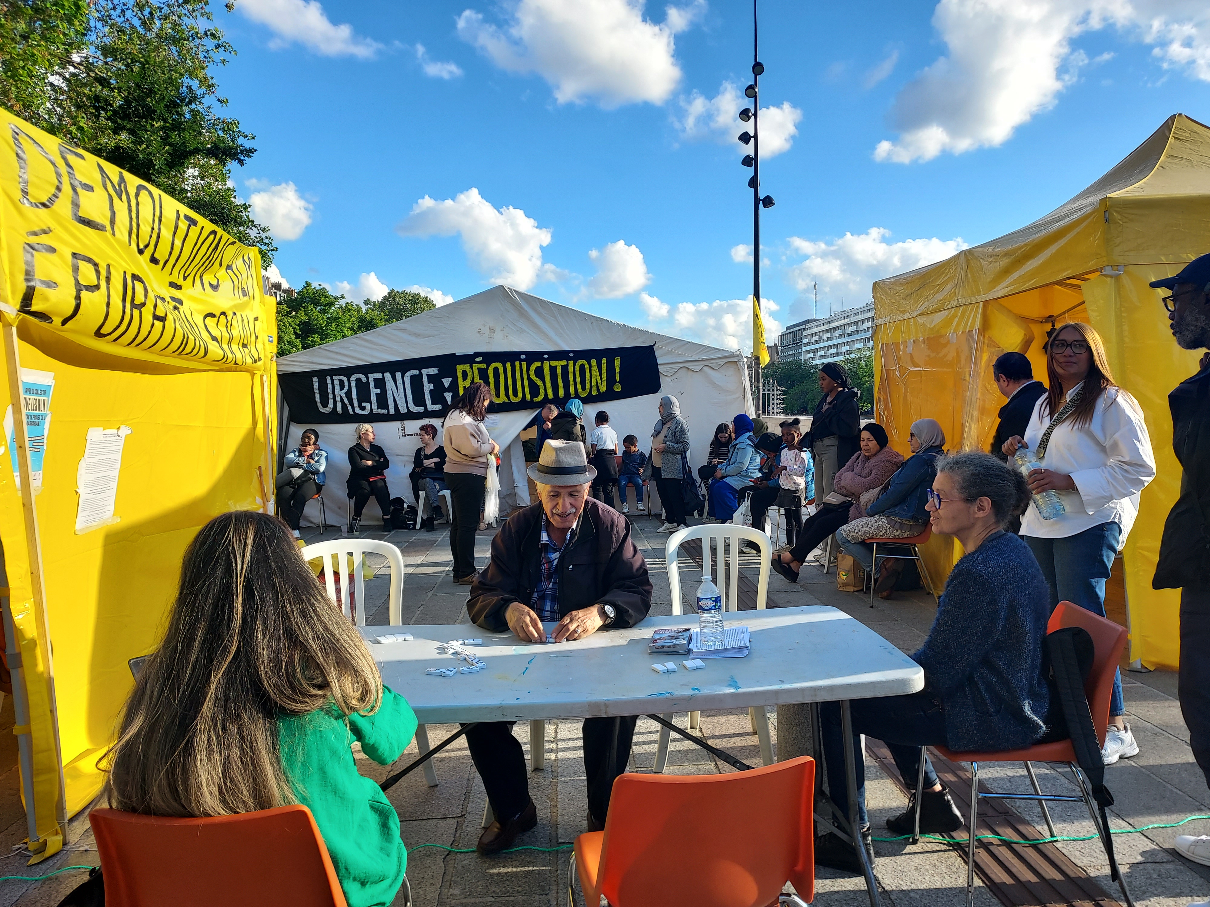 Place de la Bastille à Paris (XIIe), ce jeudi. Des militants du DAL campent pour tirer la sonnette d'alarme sur une crise du logement intense dans la capitale. LP/Céline Carez