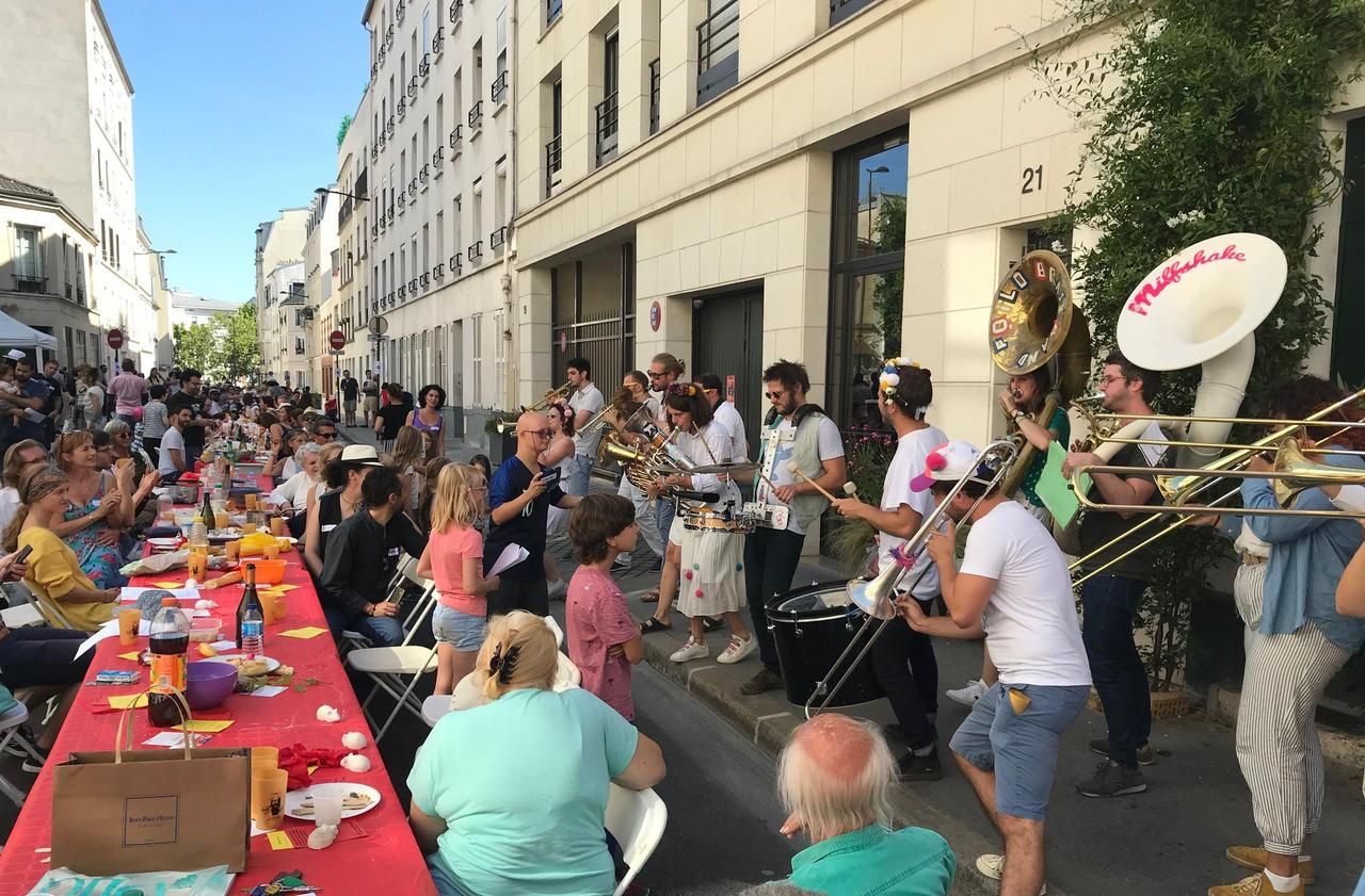 <b></b> Rue de l’Aude (XIVe). Cette année par de grand banquet dans la rue, comme ici en septembre 2019, les Hyper Voisins le transforment en réveillon à la fois virtuel et concrètement solidaire au bénéfice d’Emmaüs Solidarité.