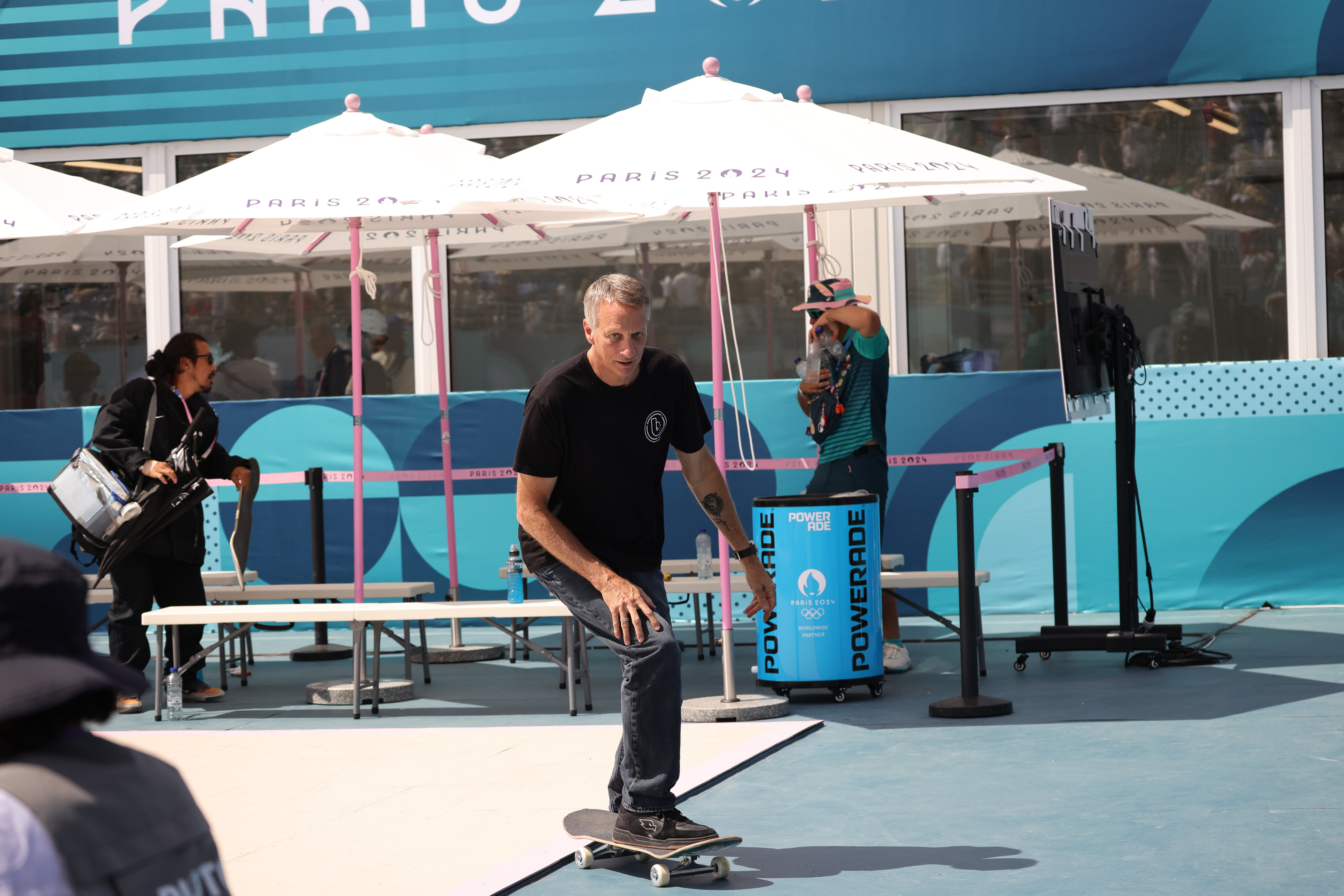 Paris (VIIIe), ce mercredi 7 août. La star du skate a lancé la finale devant les fans. Tony Hawk a été présent toute la semaine pour suivre les épreuves olympiques. LP/Olivier Arandel