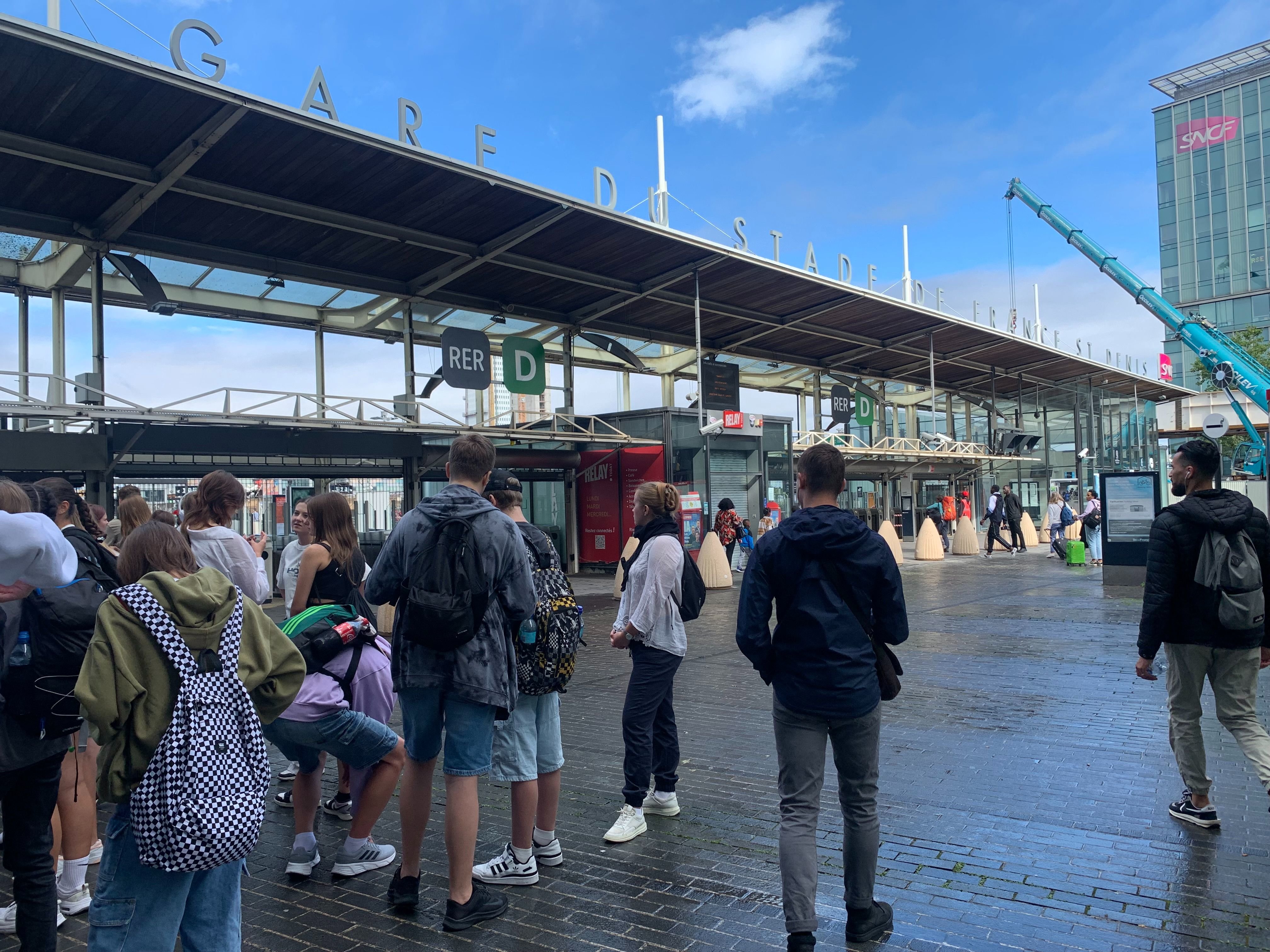 Saint-Denis, ce samedi. Devant la gare RER du Stade de France, les voyageurs attendent un bus de substitution pour rejoindre leur destination. LP/Antoine Margueritte