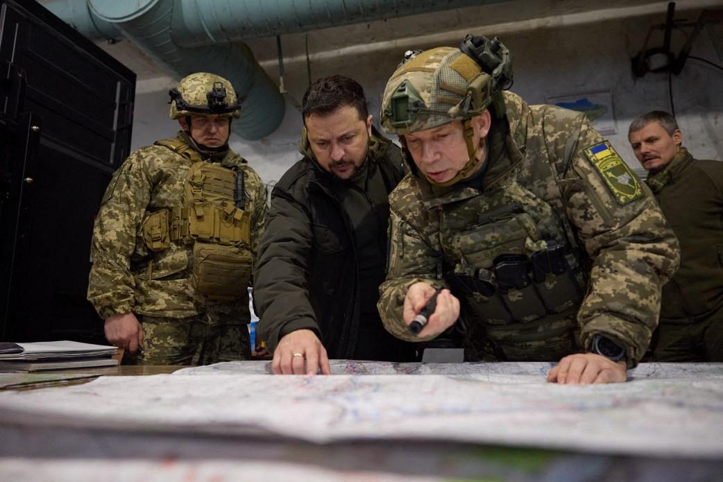 Cette photo prise et diffusée par le service de presse présidentiel ukrainien le 30 novembre 2023 montre le président ukrainien Volodymyr Zelensky et le général Oleksandr Syrsky (à droite) visitant un poste de commandement de l'armée ukrainienne à Kupiansk, dans la région de Kharkiv. UKRAINIAN PRESIDENTIAL PRESS SERVICE / AFP